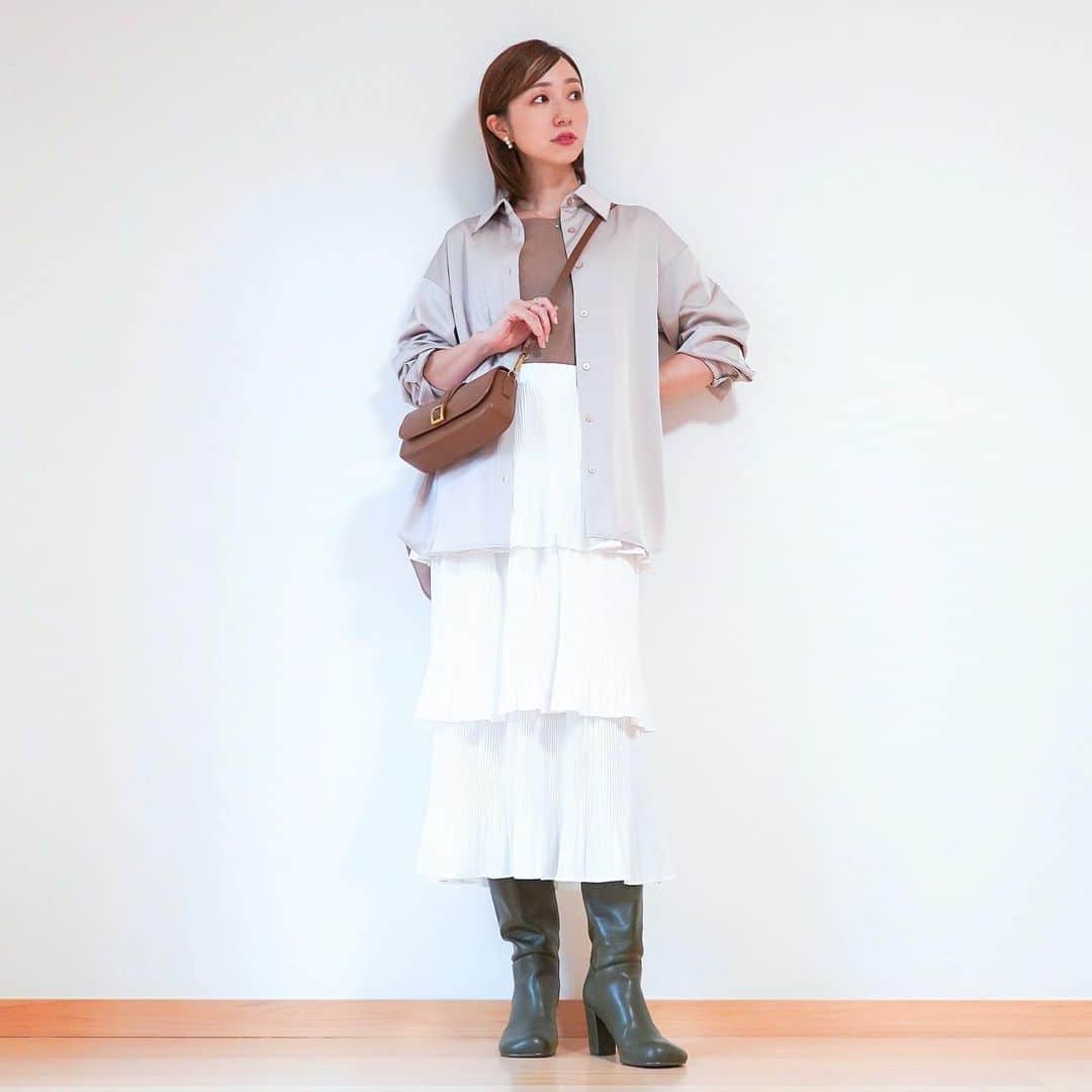 のインスタグラム：「遊び心のあるアイテムで休日コーデ🌰 秋はニュアンスカラーの服を着たくなります💭 . たまには白のふりふりスカートが着てみたくて @doula_doula.ec のティアードスカートで挑戦！サラッとして気持ちがいい着心地だし、ニットに合わせたりロングシーズン着れそうです🫶under3000円とコスパも🙆‍♀️‼️ . 存在感があるスカートの受け皿として投入したのは @gu_global のサテンオーバーサイズシャツ。 本当にどんなアイテムとも合うし、サテンの艶感が華やかさも出してくれるので重宝しています🥰 . .  #姉妹ママ #女の子ママ #プチプラコーデ #コスパコーデ #秋コーデ #大人gu部 #大人guコーデ #douladoula #zaraコーデ #きれいめカジュアル」