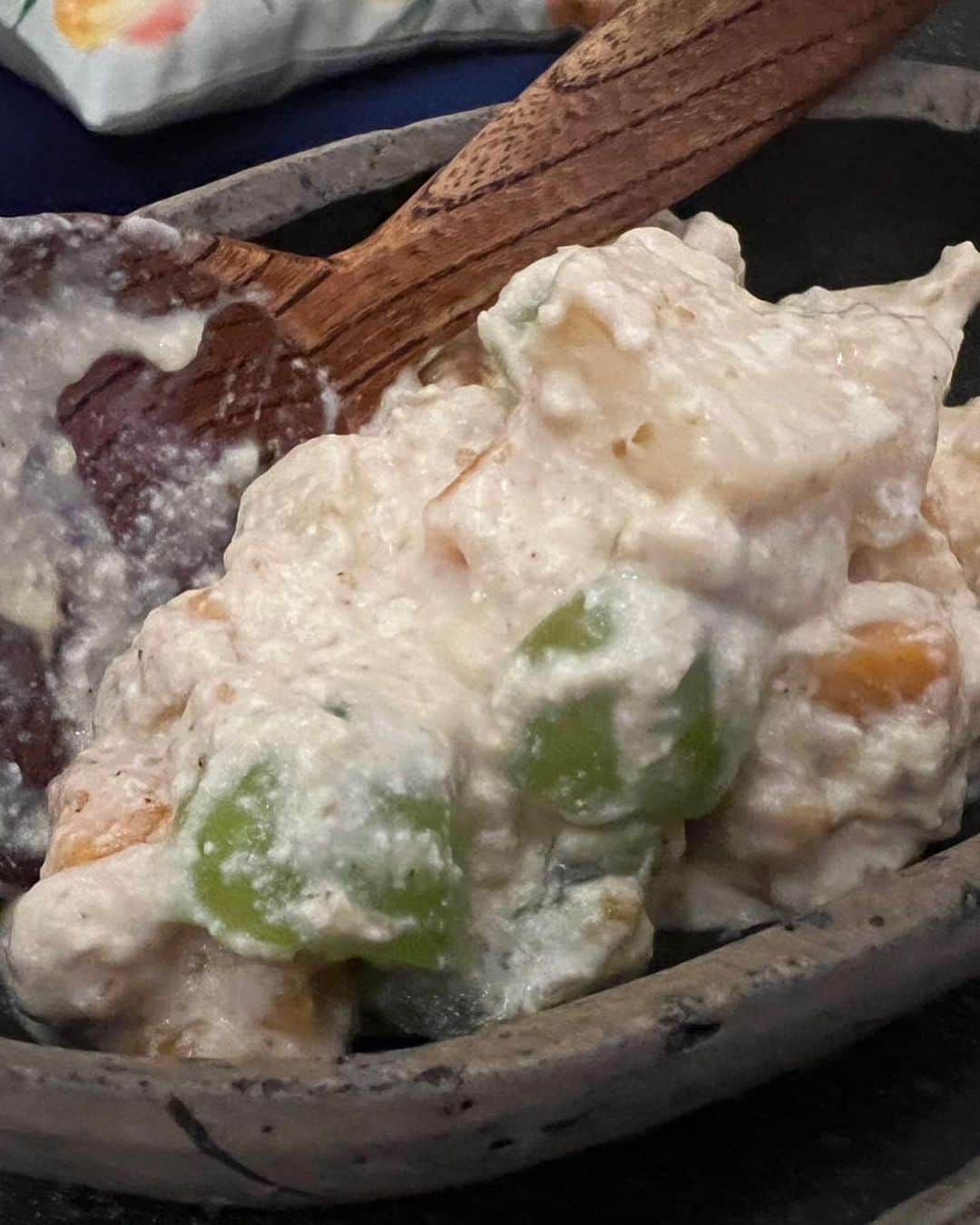 原日出子さんのインスタグラム写真 - (原日出子Instagram)「今日のお家ご飯☺️ 今夜の メインは ビーフシチューを作りました。 大粒のアサリが買えたので ガーリックオイル蒸しに レモン🍋を ぎゅーっと絞って👍 柿と梨とシャインマスカットの 白和え(これ めっちゃ美味しい😍) セロリの カラスミパウダー和え  そして 尾道の 頑固屋さんで購入した 瀬戸田の大隅レモンとライム🍋 この時期は グリーンレモンが 何とも爽やかなのです😍 早速 ウォッカソーダに ライムを一個分切って入れました💖 フィンガーライムは そのままかじっちゃった❣️ 美味しい〜✨  #お家ご飯 #家族でご飯 #かあちゃんの味 #幸せのレシピ #今日食べた物が明日の身体を作る #瀬戸田レモン #大隅レモン #大隅ライム #フィンガーライム」10月12日 21時30分 - hara_hideko