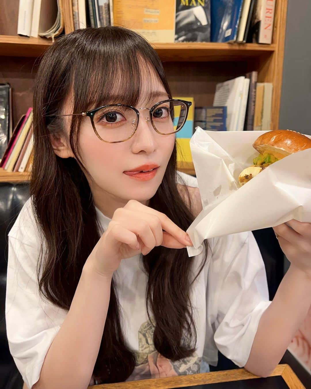 石飛恵里花のインスタグラム：「🍔🤍」