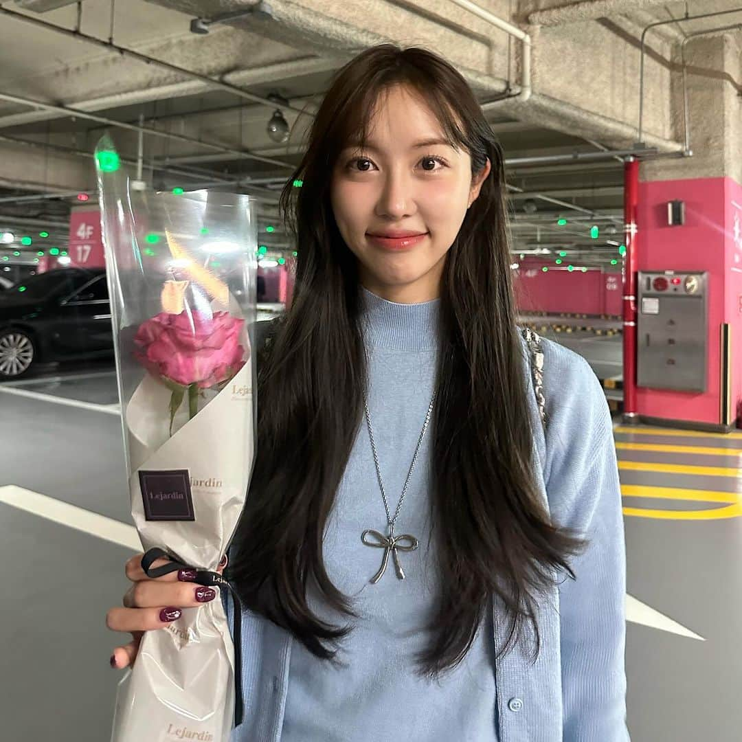 COCO さんのインスタグラム写真 - (COCO Instagram)「coco x pieriod ribbon necklace. 여러분🤍 드디어 많이 문의주셨던 리본 목걸이 오픈했어용!🎀 리본목걸이는 하고싶은데, 맘에 쏙 드는게 없어서 결국 제작하게 되었다는...! 직접 쪼물딱 쪼물딱 하나부터 열까지 많이 고민하고 만든 만큼 진짜 만족스럽고 너무예쁘게 잘 나왔어요! 요런 디자인은 어디에도 없습니다!✌🏻  실버줄, 블랙줄 2개 드릴거라서 다양하게 연출할수 있고 어디에 코디해도 진짜 찰떡이더라구요🎀 특히 니트에 긴줄로 코디하면....센스폭발... 이번주 플리마켓에도 딱 40개! 챙겨갈 예정이예요 실물로 보면 더 예뻐요😭 저랑 같이 커플템해요 🩵  구매는 @pieriod_official 🫶🏻 일요일 플리마켓은 @bgztmag 🌩️ (10/15 성수동 📍쎈느 11am-7pm)」10月12日 21時32分 - rilaccoco