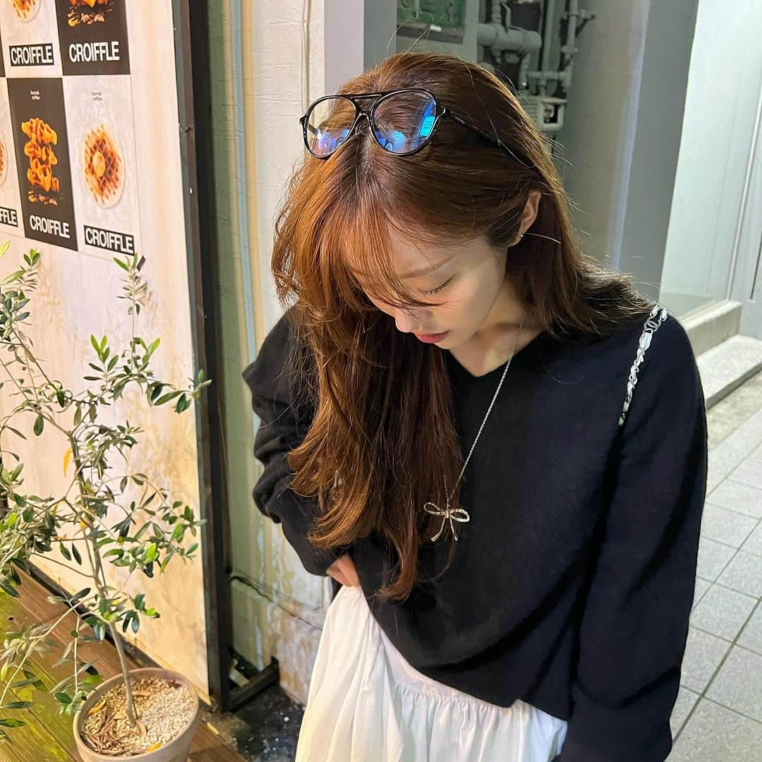 COCO さんのインスタグラム写真 - (COCO Instagram)「coco x pieriod ribbon necklace. 여러분🤍 드디어 많이 문의주셨던 리본 목걸이 오픈했어용!🎀 리본목걸이는 하고싶은데, 맘에 쏙 드는게 없어서 결국 제작하게 되었다는...! 직접 쪼물딱 쪼물딱 하나부터 열까지 많이 고민하고 만든 만큼 진짜 만족스럽고 너무예쁘게 잘 나왔어요! 요런 디자인은 어디에도 없습니다!✌🏻  실버줄, 블랙줄 2개 드릴거라서 다양하게 연출할수 있고 어디에 코디해도 진짜 찰떡이더라구요🎀 특히 니트에 긴줄로 코디하면....센스폭발... 이번주 플리마켓에도 딱 40개! 챙겨갈 예정이예요 실물로 보면 더 예뻐요😭 저랑 같이 커플템해요 🩵  구매는 @pieriod_official 🫶🏻 일요일 플리마켓은 @bgztmag 🌩️ (10/15 성수동 📍쎈느 11am-7pm)」10月12日 21時32分 - rilaccoco