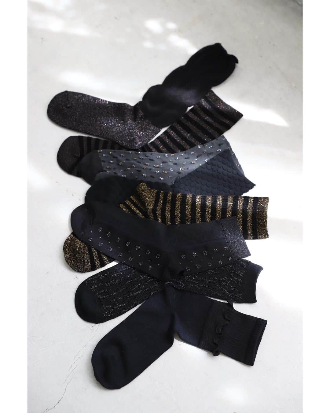 靴下屋公式アカウント（tabio）のインスタグラム：「. Tabio favorite color "BLACK"  今シーズンのBLACKは一味違う！ RICH・COOL・LADY 気になるワードが盛り沢山♪ 他には無い、BLACKソックスのバリエーションは 注目度No.1！  ▷ BLACKタムルーズトソックス #021140824 ¥1,980  ▷ BLACKアメリブモールボーダーソックス #021140837 ¥1,650  ▷ BLACK しずくショートソックス #021132326 ¥1,430  ▷ BLACKパイルドットソックス #021140823 ¥1,210  ▷ BLACKフロントシースルーショートソックス #021132316 ¥1,430  ▷BLACKジャカード模様ソックス #021140851 ¥1,430  ▷ BLACKアメリブフリルソックス #021140822 ¥1,430  #Tabio#madeinjapan#socks#blacksocks  #タビオ#ソックス#ブラック#靴下#靴下コーデ#黒」