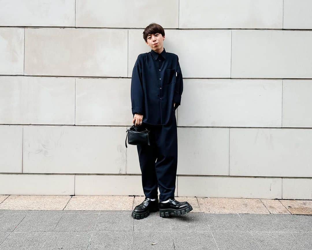 三上大進さんのインスタグラム写真 - (三上大進Instagram)「無意識のうちに、 よく左手をポケットに入れています。 ⁡ .....本当に無意識かというと、 ⁡ 視線を過剰に受け止めてしまったり、 とっさに隠したい！と思うときも 実はそれなりに、ある。 (ほとんどの場合は無意識) ⁡ ⁡ 今だから言えることですが、 10代の頃は、 そんな自分が嫌で仕方無かった。 ⁡ 左手をポケットに突っ込んだ どこか寂しそうな自分の写真を見るたび、 ⁡ みじめさとも、 家族への申し訳なさとも少し違う。 ⁡ 自己憐憫の情に自分が支配されてしまわないよう、 躍起になっていた時期もありました。 ⁡ ⁡ あれから20年以上経ち、 いまも時折お世話になっている、 左のポケット。 ⁡ だけどそんな自分を見ても、 もう悲しくなることはありません。 ⁡ ⁡ 誰かに見せたいもの、 そうでないものは、 いつだって自分で決めていい。 ⁡ 堂々とすることで得られる自由も、 隠すことで守られる自由も、 ⁡ どちらも尊重されるべきだと、 この歳になり思えるようになったからです。 ⁡ 　　　 これから先の人生も、 ポケットとの自由な付き合いを、 ほどよい距離感で楽しみたいなと 心から願う私がいます。 ⁡ ⁡ ⁡ もしあの頃の自分にいま会えたら、 そうやって悩んで、落ち込んで、 でも自分を許すことを諦めなかったアナタのおかげで、 ⁡ いまの自分に出会えたのよって、 伝えてあげたいと思う。  . .」10月12日 21時33分 - daaai_chan
