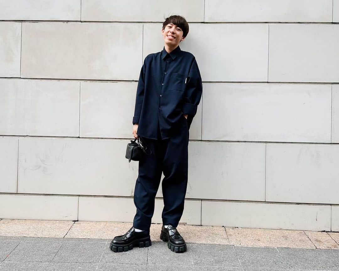 三上大進さんのインスタグラム写真 - (三上大進Instagram)「無意識のうちに、 よく左手をポケットに入れています。 ⁡ .....本当に無意識かというと、 ⁡ 視線を過剰に受け止めてしまったり、 とっさに隠したい！と思うときも 実はそれなりに、ある。 (ほとんどの場合は無意識) ⁡ ⁡ 今だから言えることですが、 10代の頃は、 そんな自分が嫌で仕方無かった。 ⁡ 左手をポケットに突っ込んだ どこか寂しそうな自分の写真を見るたび、 ⁡ みじめさとも、 家族への申し訳なさとも少し違う。 ⁡ 自己憐憫の情に自分が支配されてしまわないよう、 躍起になっていた時期もありました。 ⁡ ⁡ あれから20年以上経ち、 いまも時折お世話になっている、 左のポケット。 ⁡ だけどそんな自分を見ても、 もう悲しくなることはありません。 ⁡ ⁡ 誰かに見せたいもの、 そうでないものは、 いつだって自分で決めていい。 ⁡ 堂々とすることで得られる自由も、 隠すことで守られる自由も、 ⁡ どちらも尊重されるべきだと、 この歳になり思えるようになったからです。 ⁡ 　　　 これから先の人生も、 ポケットとの自由な付き合いを、 ほどよい距離感で楽しみたいなと 心から願う私がいます。 ⁡ ⁡ ⁡ もしあの頃の自分にいま会えたら、 そうやって悩んで、落ち込んで、 でも自分を許すことを諦めなかったアナタのおかげで、 ⁡ いまの自分に出会えたのよって、 伝えてあげたいと思う。  . .」10月12日 21時33分 - daaai_chan