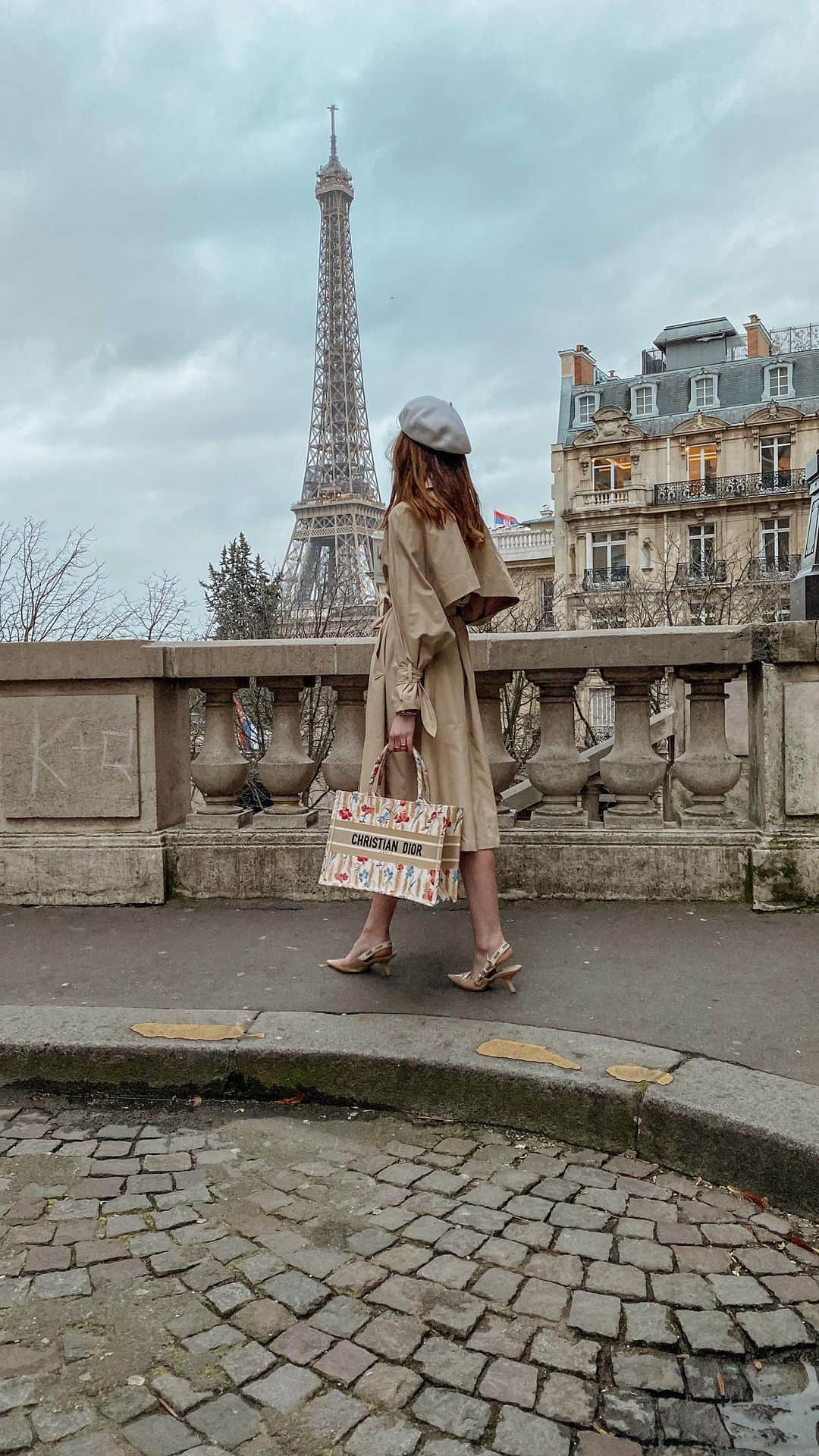 バーボラ・コディトヴァのインスタグラム：「My autumn outfits in 4 colours 🍂🍁 My first trench is @revolve #RevolveMe 🤎 Make sure to save this ✨ PS: you get a cookie if you can count in how many scenes I am not carrying a cup 🤣」