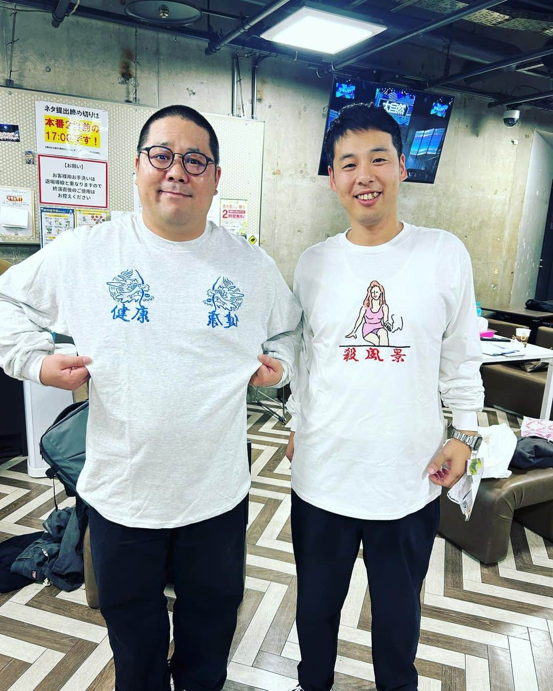 市川刺身さんのインスタグラム写真 - (市川刺身Instagram)「今日の服装。 まだ便所サンダルの日。  だいぶ涼しくなってきた。ハラノムシで購入したTシャツに男性ブランコ平井さんから頂いた永谷園のお茶漬けがらジャケット。 UNIQLOのデニム。 JAのデニム地の帽子に黒の便所サンダルに金のがま口とmont-bellのメッシュリュック。 いつもお世話になっていて誕生日にバッグを買ってくださったネルソンズの和田さん岸さんに誕生日プレゼントのお返しでロンTをプレゼントしました。 喜んでくれて良かったです。 帰宅中の渋谷で撮りました。  明日は大阪で元祖！あっぱれコント組です。 時間をしっかり有効に使っていこう。 和田さん岸さんいつもありがとうございます。  #今日着た服 #ファッション #古着 #ネルソンズ #いつも優しい先輩 #サウナ部として」10月12日 21時36分 - soitsudoitsu