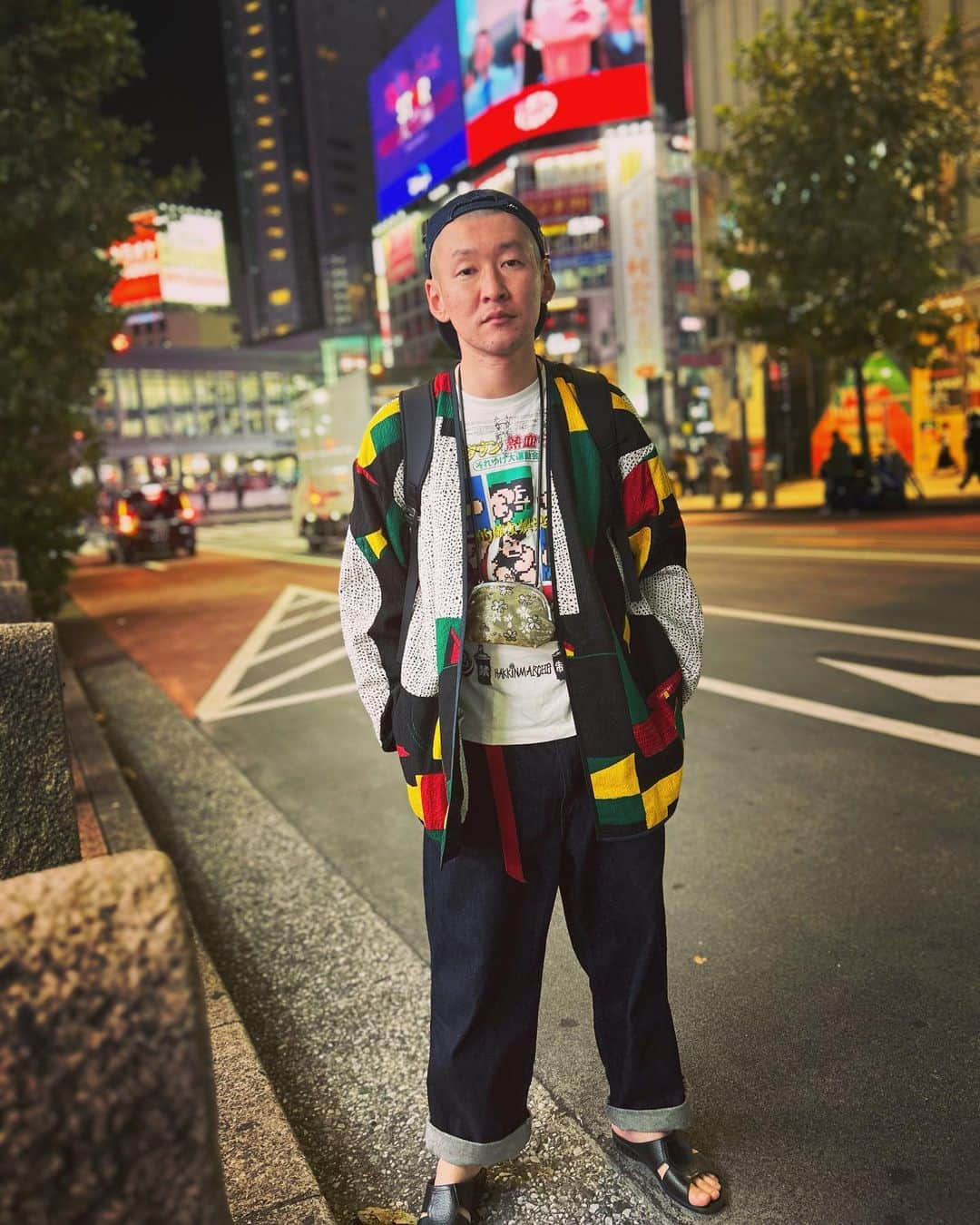 市川刺身さんのインスタグラム写真 - (市川刺身Instagram)「今日の服装。 まだ便所サンダルの日。  だいぶ涼しくなってきた。ハラノムシで購入したTシャツに男性ブランコ平井さんから頂いた永谷園のお茶漬けがらジャケット。 UNIQLOのデニム。 JAのデニム地の帽子に黒の便所サンダルに金のがま口とmont-bellのメッシュリュック。 いつもお世話になっていて誕生日にバッグを買ってくださったネルソンズの和田さん岸さんに誕生日プレゼントのお返しでロンTをプレゼントしました。 喜んでくれて良かったです。 帰宅中の渋谷で撮りました。  明日は大阪で元祖！あっぱれコント組です。 時間をしっかり有効に使っていこう。 和田さん岸さんいつもありがとうございます。  #今日着た服 #ファッション #古着 #ネルソンズ #いつも優しい先輩 #サウナ部として」10月12日 21時36分 - soitsudoitsu