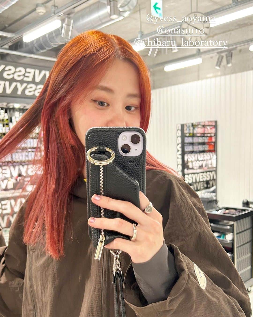 中西結梨花のインスタグラム：「久々にイメチェン🍂🎃🧡♥️ 秋っぽくパンプキン色🫰🏻✨  配合はオレンジ系のNY仕様にして😽✨ って伝えて、ちはるカラーにお任せ🍂 @chiharu_laboratory   何年もずっと自分でカットしてたけど スナオさんにカットしてもらって、 めちゃくちゃいい感じになった、、🥹 @onasu110   センスあるプロフェッショナルに任せると こんなに髪も心もスッキリするのか  美容師ってサイコーだなぁ  好きなことやって、お客様を喜ばせて 楽しい幸せ〜♪なだけで仕事になるって贅沢  細かいスキル、配合、限界無しの世界🌍✨  これからも楽しんで美容師していく🫰🏻😆🎀  @yvess_aoyama のギャルズ達も相変わらずハッピーで可愛くて癒された！ありがとう🌈✨  あ、あとプレミアムケアカラーのおかげで トリートメントしてないのに めちゃめちゃ髪の毛生き返った🌏」