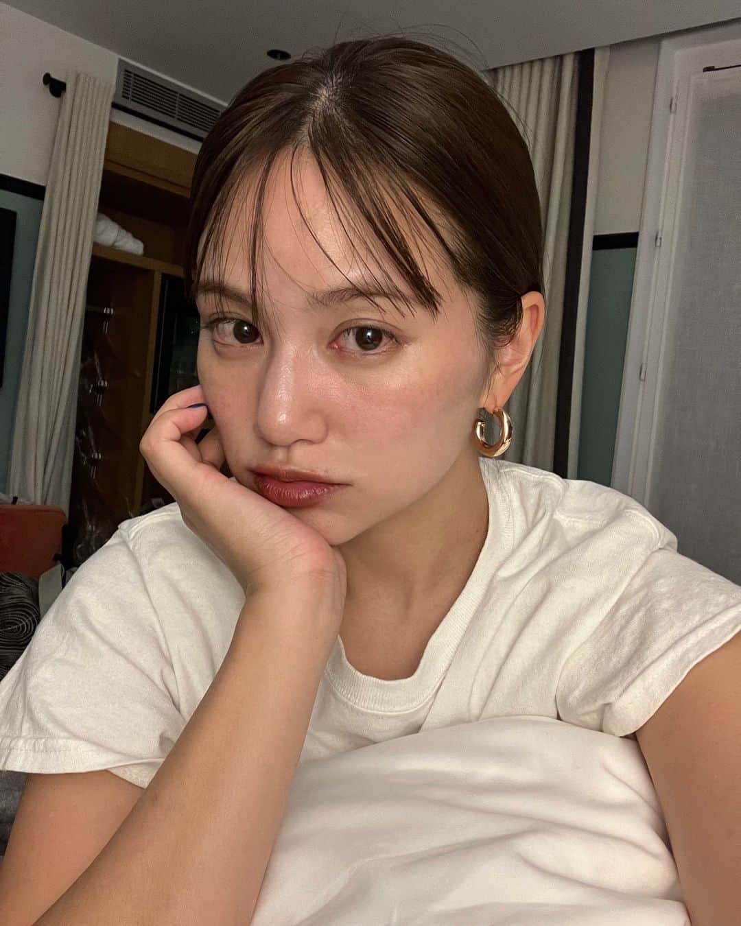 永井美夕のインスタグラム：「マルチカラースティック出張で 大活躍でした🫶🏻 程よいセミマット感が出る グリッター混じりのブラウンレッド。アイシャドウにもチークにも。コンパクトでミニマルなパッケージもお気に入り。 #byredomakeup  #byredo」