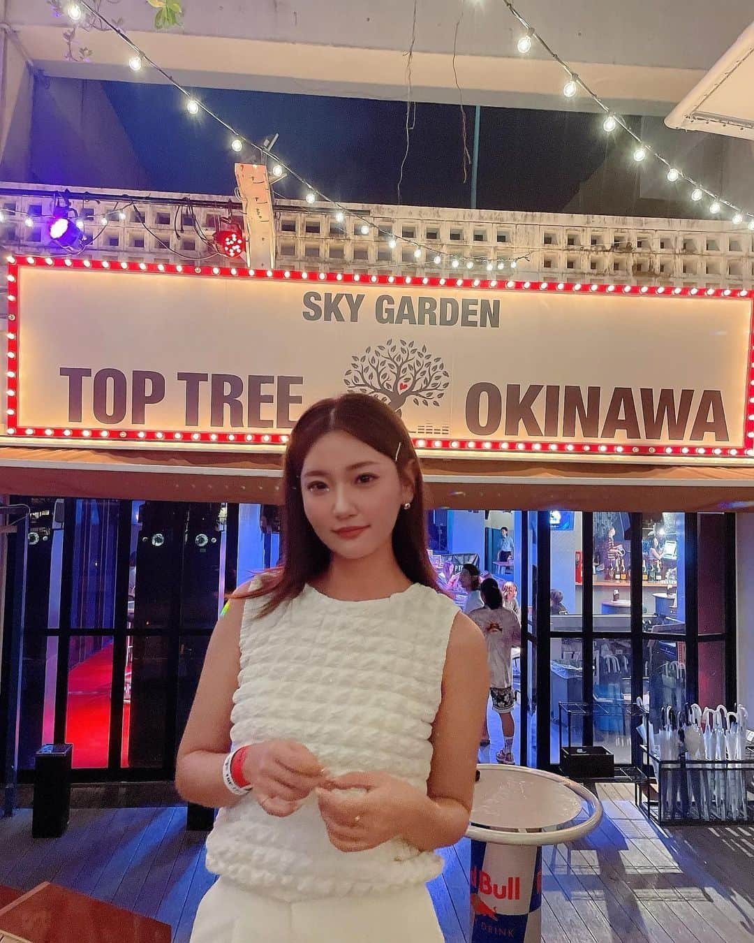 いっちゃん/嶋津 いつみのインスタグラム：「沖縄に新しくできた遊びスポット知ってる？❤️  @toptree_okinawa 🌴✨  国際通りのドン・キホーテの屋上にできた ご飯も食べれて、BBQまで楽しめるっていうクラブなの✌🏻💕  オシャレな音楽と美味しいご飯、お酒を 楽しめる大人の遊び場👏🏻  立地も最高やから 昼間は沖縄らしい遊びと観光を楽しんだ後 トップツリーで夜遊びまでして 最高の旅行でした😚🫶🏻  沖縄県那覇市松尾2-8-19 ドン・キホーテ国際通り店7F屋上 ⁡ 営業時間　19:00〜  定休日:  水曜・木曜  🍽テナント @nikugokoro @akamarusyouten @nankuru796 @chiyomatsu_osaka @holycow.steak_diner @rocks_steak_house_okinawa  🎧 DJ  @ryu_to_thp　 ＠djkeita58 ＠yosay_morita　 @yamborghiinii_dj  ⁡  ⁡ ⁡ #toptree #トップツリー #スカイガーデン⁡#沖縄 #沖縄カフェ #旅行 #旅行好き #ビキニ #水着 #沖縄観光 #国際通り #那覇  #フードホール  #沖縄グルメ #いっちゃん #関西 #関西モデル #関西フリーモデル #フリーモデル #ブライダルモデル #ウェディングモデル #着物モデル #フリーランスモデル #看護師 #ナース #nurse   ⁡」