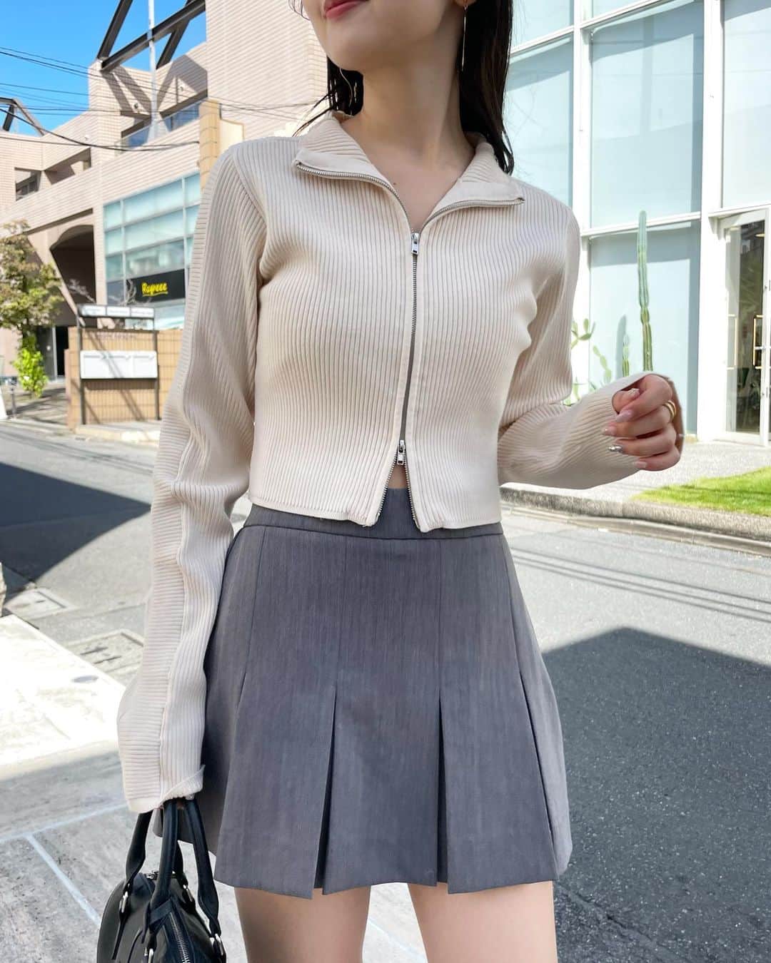 WHO’S WHO Chicoのインスタグラム：「. ダブルジップハイネックリブニット price : ¥6,160(tax in) color : アイボリー、グレー、ブラック、ボーダー  . #Chico #SalonbyChico  #ニット #リブニット #2023aw #23aw . ※商品ページでは、遅延などの影響も考え納期を少し先に設定させていただいております。 予約商品は商品ページにて記載している納期より早いお届けになる場合がございますので予めご了承ください。」