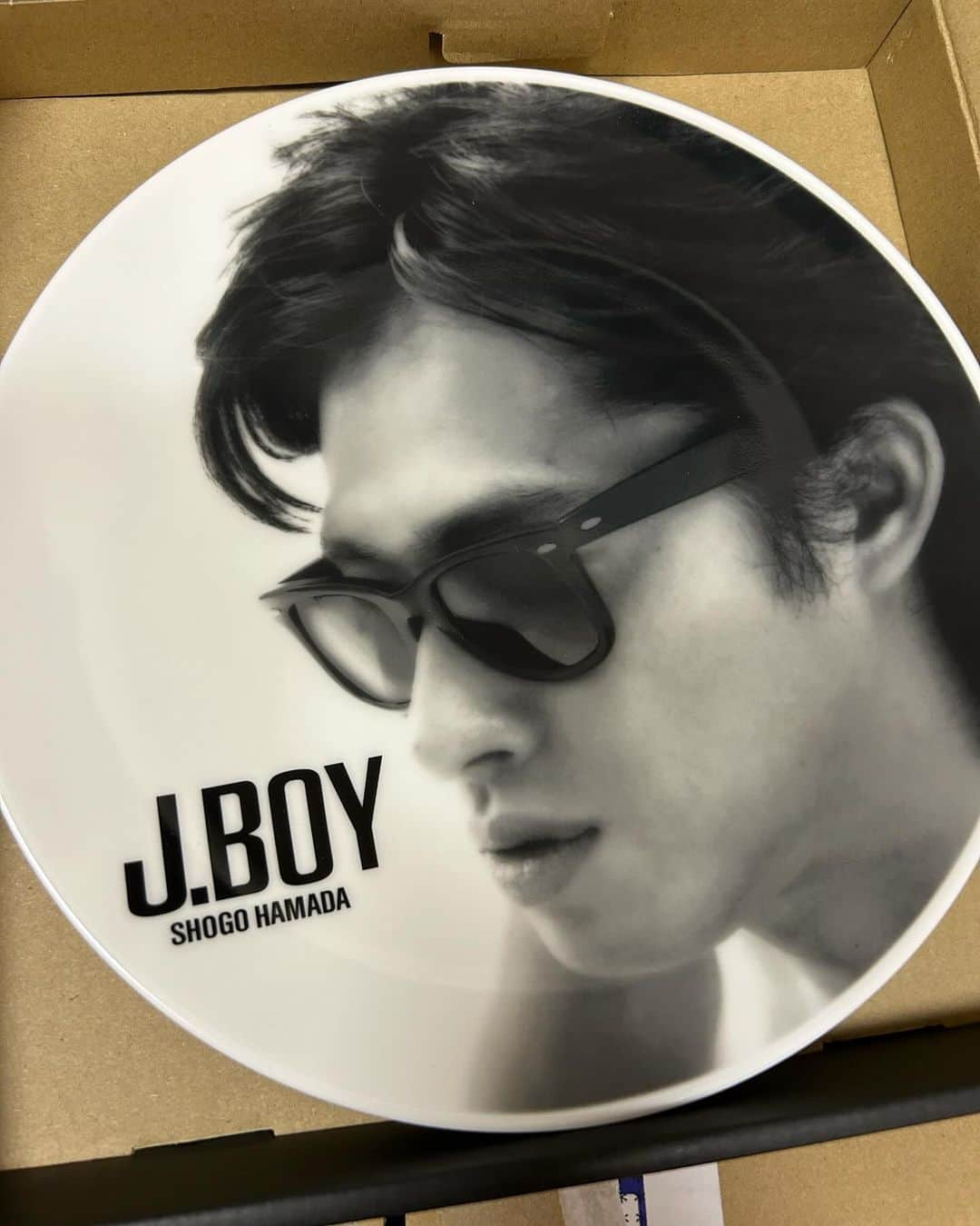 ビビる大木さんのインスタグラム写真 - (ビビる大木Instagram)「浜田省吾J.BOY皿だぜ‼️😎😎  この皿で何を食べようかな？？  午前４時に走り出そうかな😎😎  #浜田省吾 #皿 #プレート #jboy  #こんばんみ」10月12日 21時41分 - bibiruoki