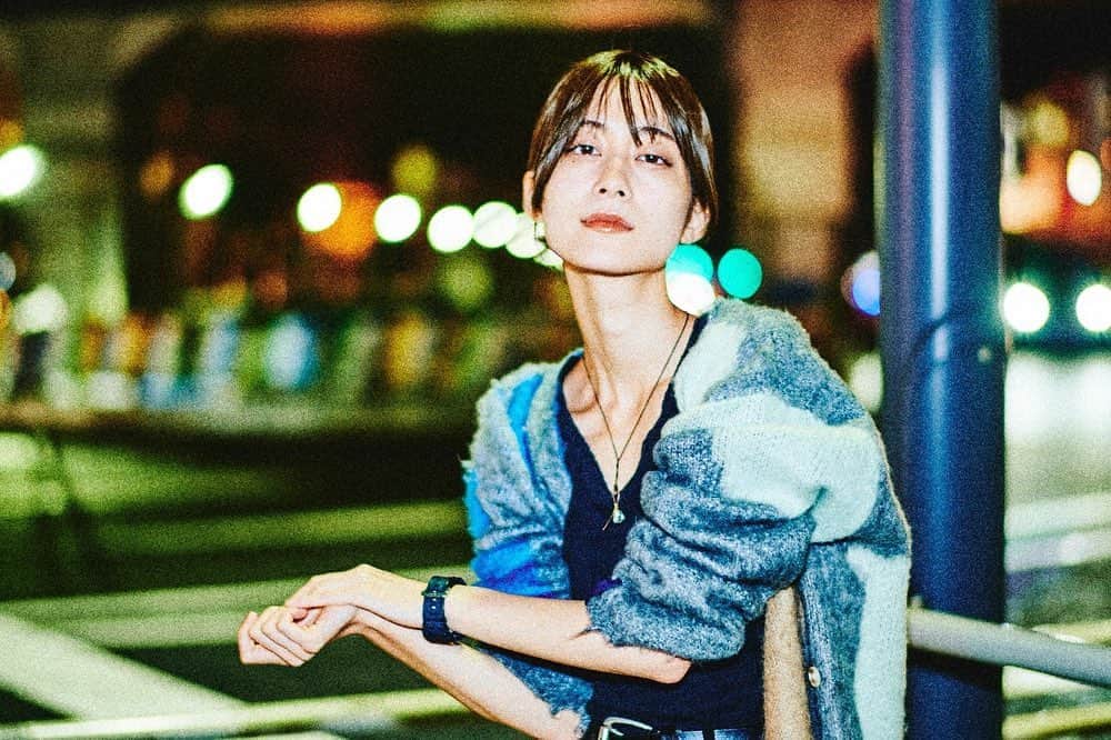 MiKiNA EMPiREのインスタグラム：「. 秋は夕方に帰って気温やら匂いやら、季節全部摂取したいすね。 インタビューしていただきましたひじょーにやわらかく。 良い年を過ごせてる気がします。  ▷https://ototoy.jp/feature/2023101201 Photo by 大橋祐希さん　🤝」