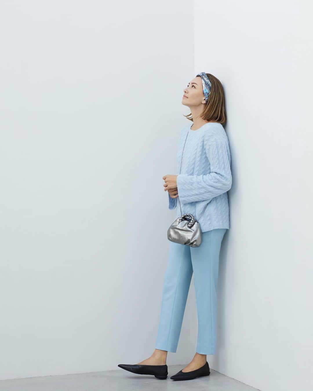 のインスタグラム：「［FALL 2023 COLLECTION -October-］  程よい起毛感とソフトな弾力性を備えたブークレヤーンのケーブル編みプルオーバーと、theory luxeの名品素材である2WAYストレッチサキソニーのスティックパンツをブルーのワントーンで着こなして。  「マイルドな色調の明るいブルーは着映え力抜群。プリントスカーフをヘッドバンドとしてアクセサリー代わりにあしらえば、50's風ファッションのような愛らしいエレガンスが漂います」（リタさん）  #theoryluxe #セオリーリュクス #カラーパンツ #ワントーンコーデ #カラーワントーンコーデ」