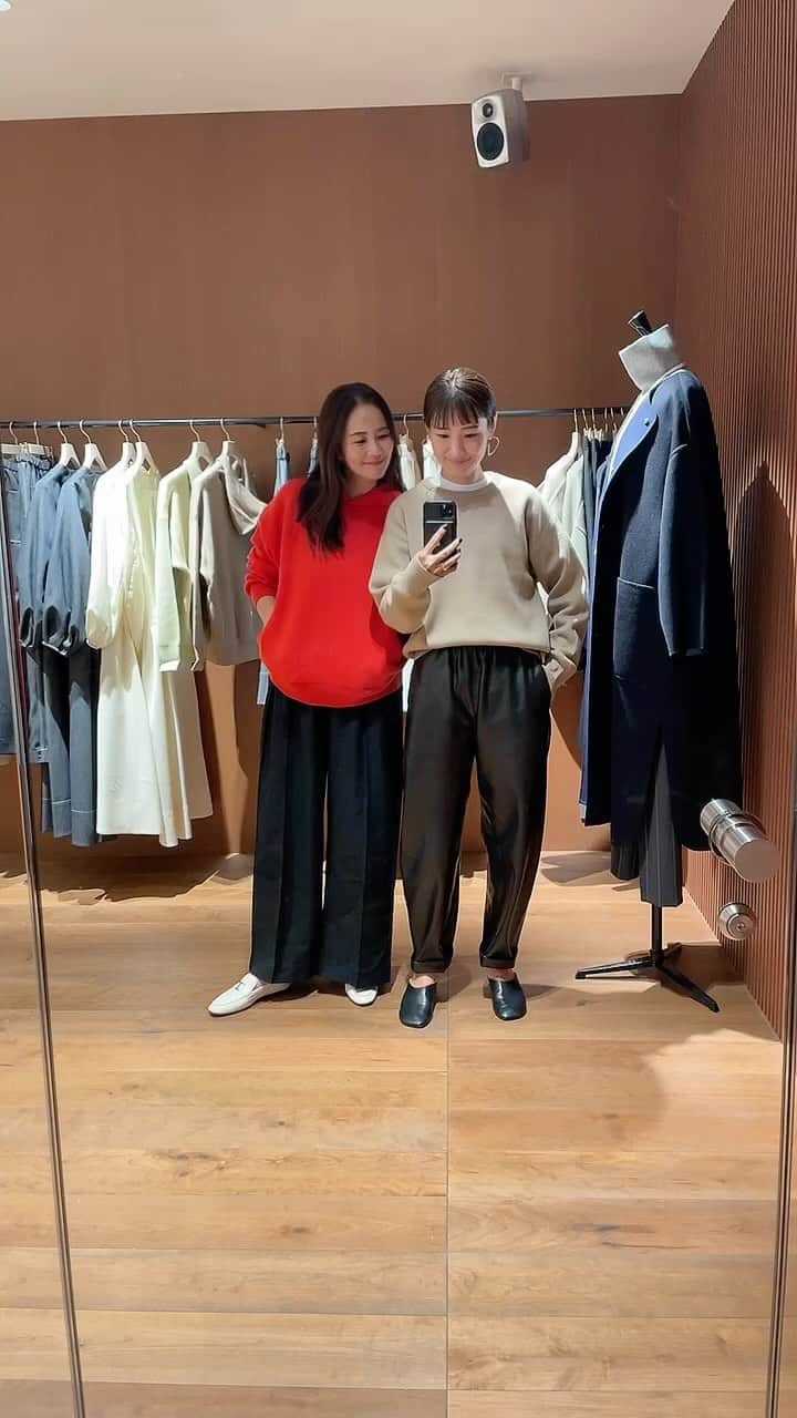 Hiromi Ｍaedaのインスタグラム：「大好きな @ebure_official が、 京都高島屋S.C.【T8】2階に10/17にグランドOPENするということで、 @yukie__tanaka と内覧プレビューへお邪魔してきました♡  沢山試着して、どれもこれも可愛くて物欲が刺激されまくり..🫨♡ 店舗でゆっくり手にとって見れるってやっぱり良いな✨  ゆきえさんとお揃いでシングルのジャケットをお迎えしたので早く着たい🫶  #ebure#エブール#京都高島屋#秋冬コーデ#大人カジュアル#シンプルコーデ#リール動画」