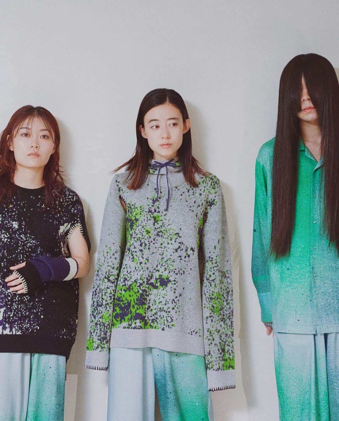 羊文学さんのインスタグラム写真 - (羊文学Instagram)「ファッションブランド"spoken words project"がディレクションするホームウェアブランド"PAMM"とのスペシャルコラボレーションアイテム発売！  2023.10.18 (wed) NEW RELEASE 羊文学 × PAMM Special Collaboration Item 『まほう』  日常の中の小さな「まほう」をテーマに描いたテキスタイルをPAMMらしいホームウェアに落とし込みました。  定番のパジャマから、きらりと光る刺繍を散りばめたニット、そしてバラクラバ、アームウォーマーと計4点デザイン。 コラボならではの斬新なアイテムをぜひご覧ください。  詳細は随時各SNSにて公開予定です。 発売まで今しばらくお待ちくださいませ。  ---------- 風の匂いの変化、田んぼに映る空、 洗い立てのシーツのにおい、etc  暮らしや景色の中に ふと、小さな「まほう」を見つけ、 満ち足りた気持ちに包まれるように  このパジャマやニットに包まれれば どんな日々のなかでも、 ときめきや安心感でいっぱいの時間を ほんの少しでも思い出すことができますように  羊文学 ----------  2023年10月18日(水) 12:00 - PAMM オフィシャルサイト ZOZOTOWN ※PAMM 渋谷PARCO店では11日(水)よりコラボアイテムの展示を行う予定。  10/11(wed) 19:00～は、PAMM・羊文学、両方のアカウントからコラボアイテムについてインスタライブを実施！お楽しみに―！  photographer / @kisshomaru hair&make / @kikamkn designer / @spoken.words.project thanks / The Chain Museum 　　　　@uenoshita_studio -------」10月12日 21時48分 - hitsujibungaku