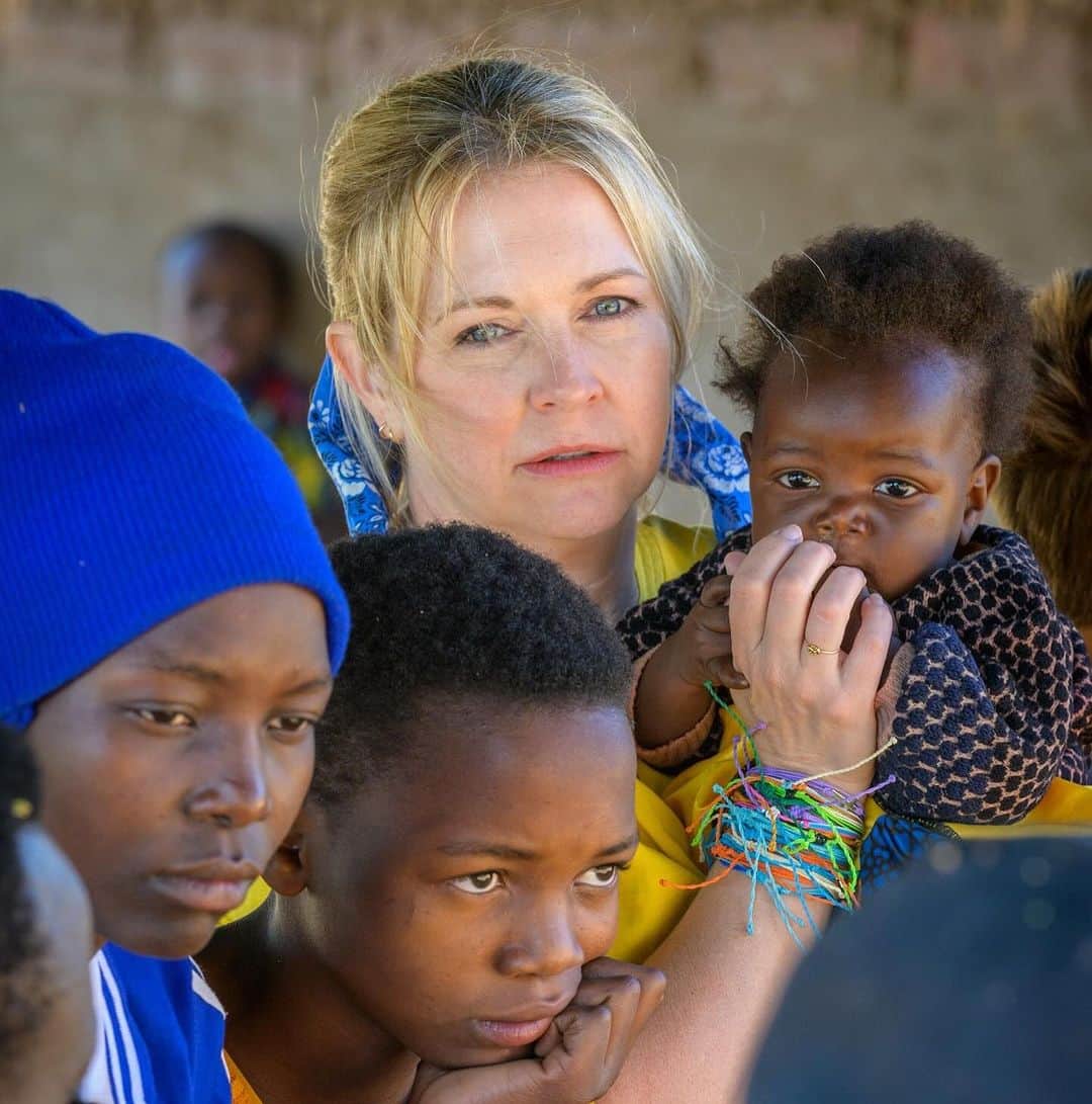 メリッサ・ジョーン・ハートのインスタグラム：「I wanted to share my favorite photo from our trip to Zambia this summer for International Day of the Girl Child! From left to right the girls we sponsor including Vera (only the top of her adorable head), Liness, Civiness and baby Melissa in my arms. Girls the whole world over still face huge hurdles and @worldvisionusa is there to help.  I was so happy to join @PatriciaHeaton and @vegaalexa in a call to teach our children about kindness and empathy, and the significant struggles faced by young girls. Our world needs this today more than ever! #internationaldayofthegirl Link in my bio to the op-ed.」