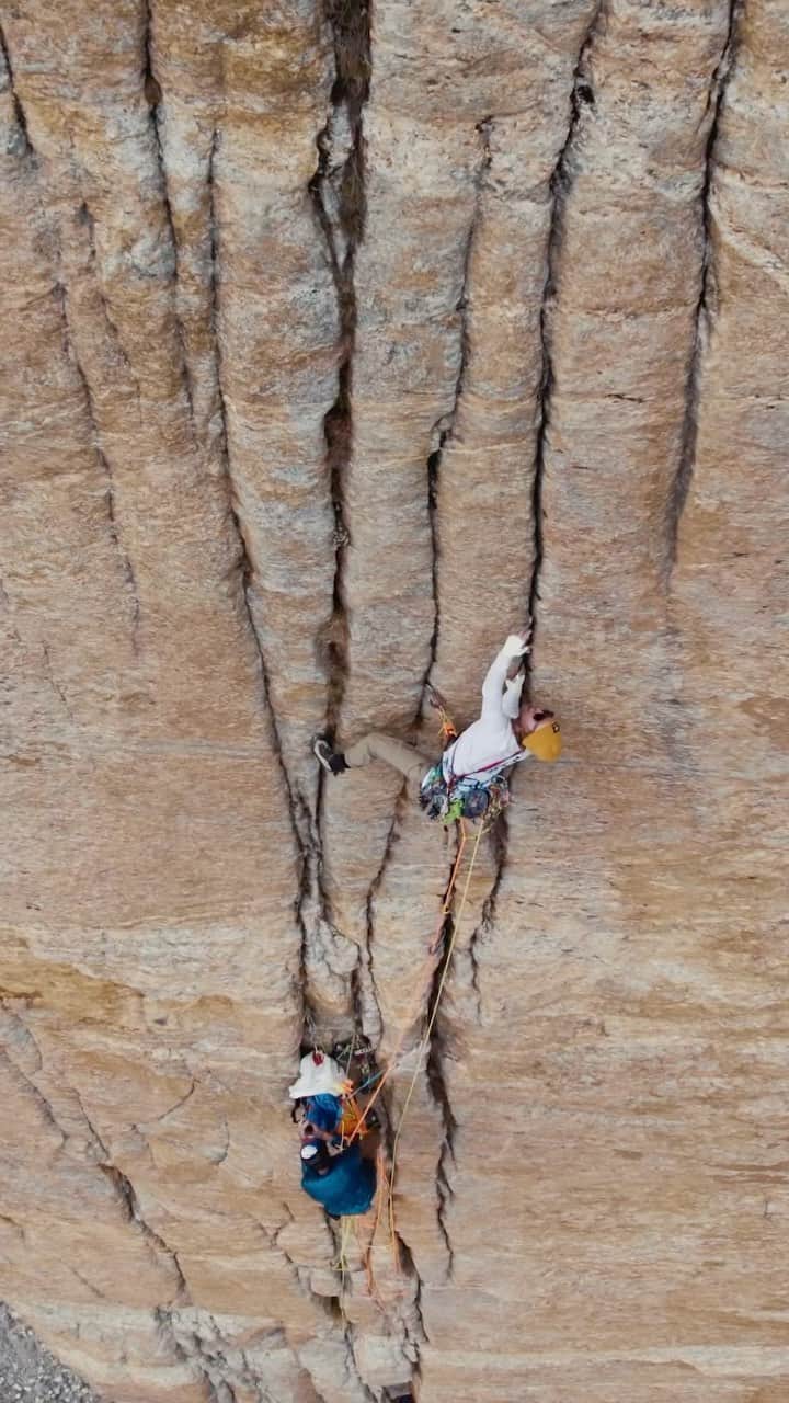 Mammutのインスタグラム：「What does it take to open a new big wall line in Himalayas? ⛰️  @stephansiegrist @jonasschild and Andy Schnarf took on challenging rock climbing adventure in India where they successfully made their first ascent of the hitherto unclimbed pillar Kirti - Nose via the route Between Two Parties.   Watch the full movie via the link in our bio!  #climbing #himalayas #mammut」