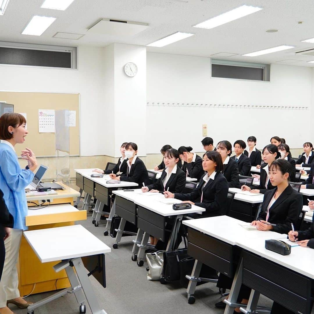 大阪ブライダル専門学校公式ページさんのインスタグラム写真 - (大阪ブライダル専門学校公式ページInstagram)「* 〜企業説明会〜 * 株式会社スタイルズ様に1年生に向けた 企業説明会を実施していただきました😊 * 卒業生も一緒に同行してくれ、 お仕事のことや、会社のことについて たくさんお話してくれました🥺 * いよいよ本格化し始めた就職活動。 夢に向かってみんなで頑張ろうね！！  #大阪ブライダル専門学校#ブライダル学生の日常#おもしろ集#関西#ブライダル#結婚式#ドレスコーディネーター#ウェディングプランナー#愉快な先生#dress#dresscollection #大阪#ブライダル専門学校#ウエディング#ブライダル」10月12日 21時49分 - osakabridal