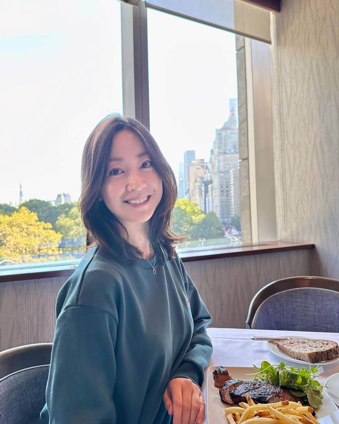 黒川智花のインスタグラム：「♡ まずは腹ごしらえ😋 アメリカサイズのステーキ👀‼️ 🌍 #黒川智花のNY珍道中 #智花inNY #nyc #NewYork #ニューヨーク生活」