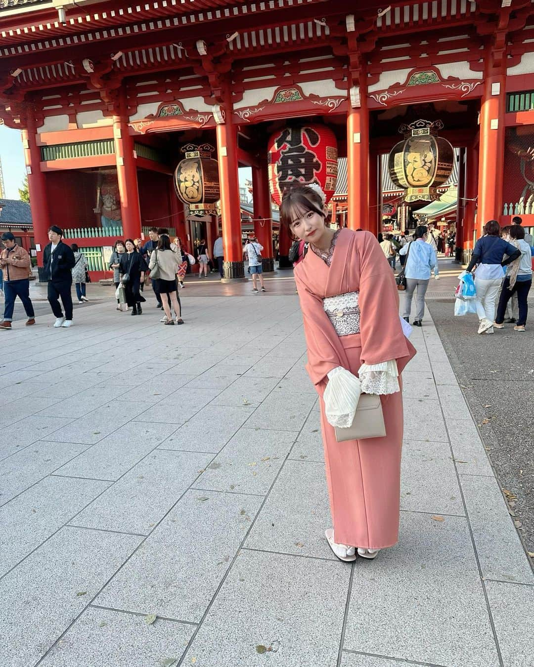 咲山しほさんのインスタグラム写真 - (咲山しほInstagram)「♥ . 浅草で遊んだ日👶🏻⛩️♡ . @yui_asakusa さんでお着物を借りて 浅草観光したよ❕ . たくさん着物があって迷ったけど シンプルな着物を選んで 帯とか袖とか小物でアクセントをつけて かわいく仕立ててもらったよ🫶 . 着付けしてもらってる間も いろんなお話して楽しかったなあ‥♡♡ . わたしの投稿を見た方限定で 翌日返却無料サービスしてくれるよん◎ 予約するときにわたしの投稿を見たって伝えてね💓 ※補償金の5000円税込（現金のみ）をいただいております！ 返却時にお返しいたします！ . 最近ちょっと涼しくなってきたから 浅草観光、おすすめだよ♡ . . #PR @yui_asakusa #浅草着物レンタル結衣 #浅草浴衣レンタル #浅草着物レンタル #レンタル浴衣 #浴衣でお出かけ #浅草デート #浴衣好き #浅草 #浅草寺 #浅草着物 #浅草着物レンタル #着物 #着物女子 #着物ヘア #浅草食べ歩き #浅草グルメ #黒髪 #暗髪  #japanesegirl #偶像 #4l4 #folow4folow #自拍」10月12日 22時04分 - sayama_shiho