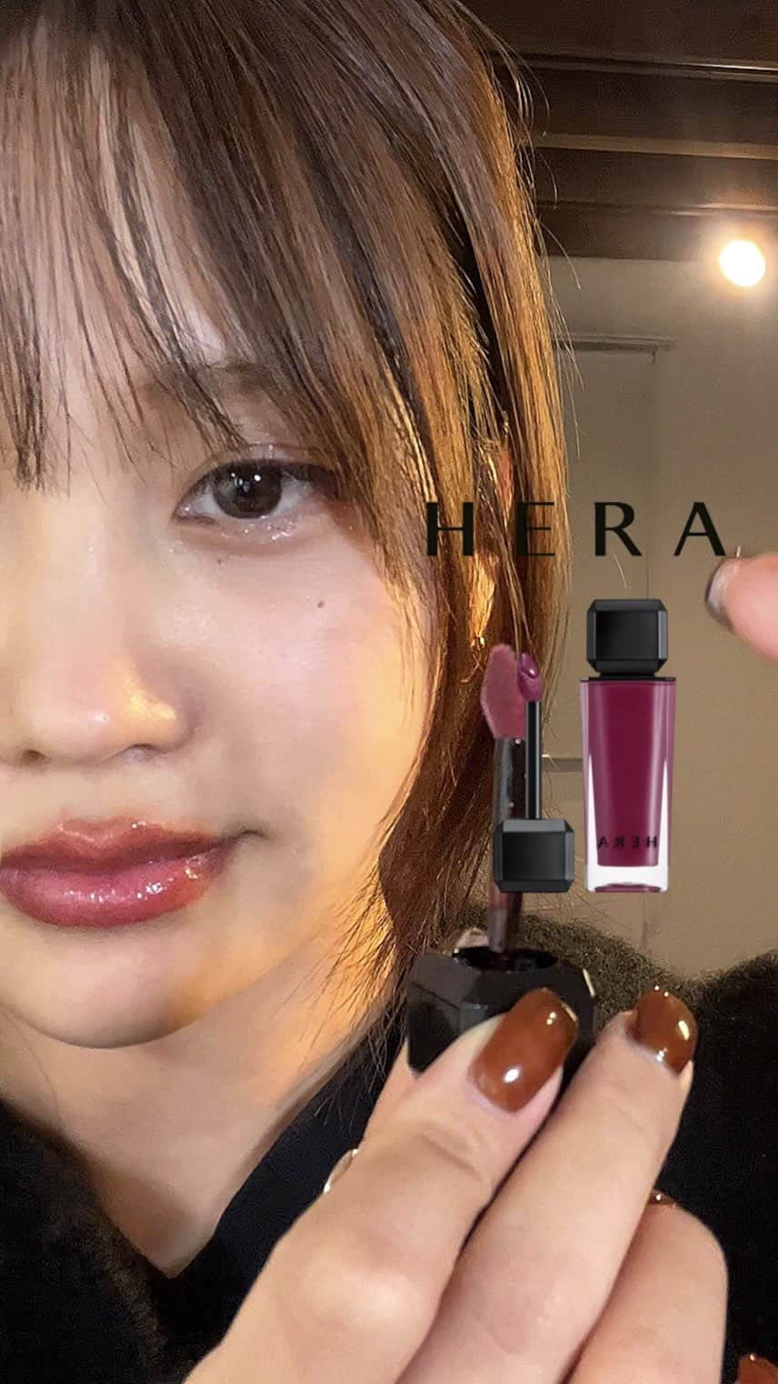 伊藤愛のインスタグラム：「@herabeauty_official  HERAのセンシュアルヌードグロス 日本限定の52番  発売が決まってからずっと狙って予約してた🍇 ねっとりシアーなグロス うるうるが長時間保ってくれて、ぷっくり効果もあり◉  シアーで暗めのグロス大好き♡🍇 これ系のカラー好きな方はぜひ♡ 透明感メイクに最適👏  #hera#heralipstick #lipstick#lipgloss #lipmakeup #makeup#メイク動画#夏コスメ#新作コスメ#新作コスメ2023 #リップグロス#リップバーム#保湿リップ#韓国コスメ#HERA#heracosmetics」