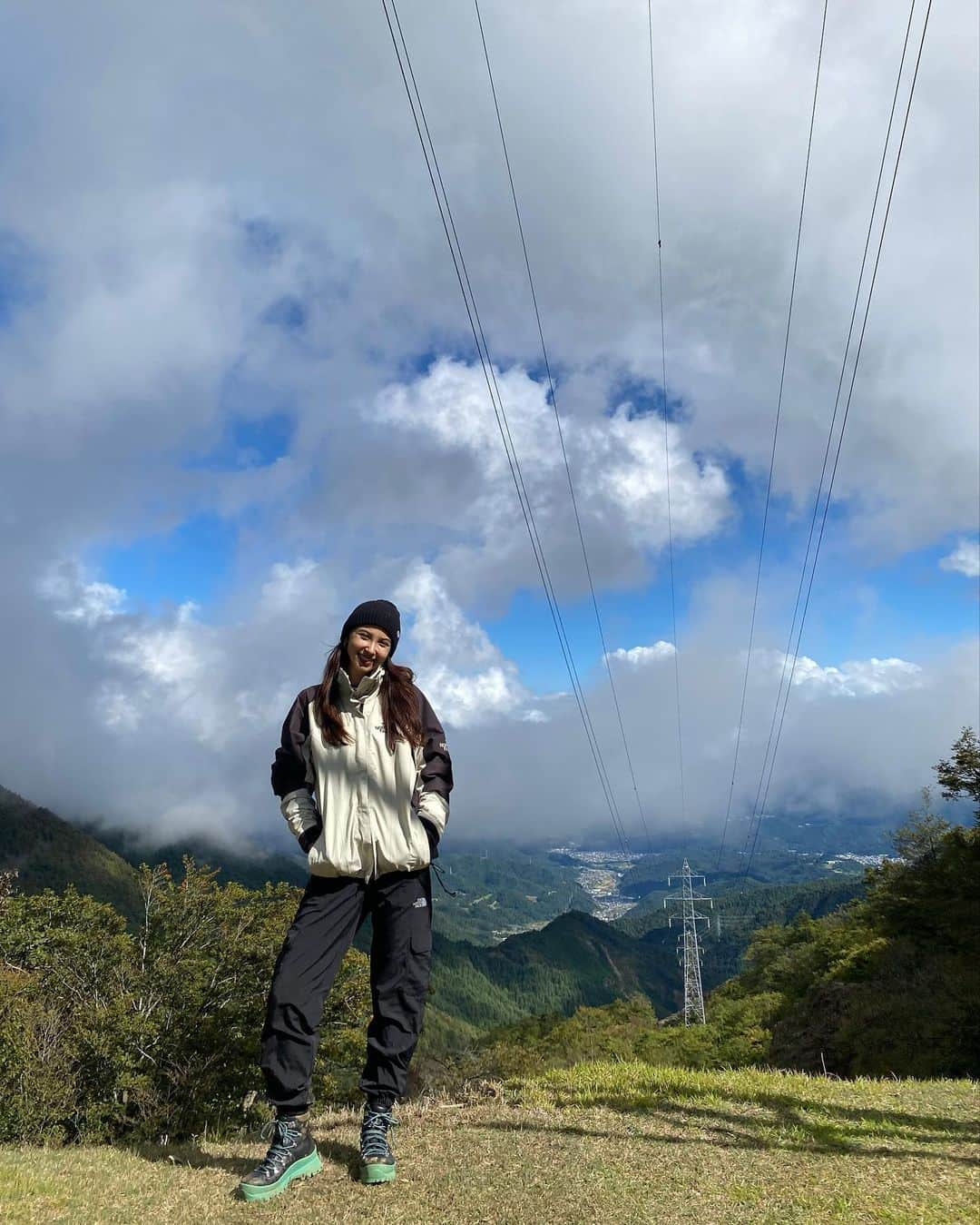 石井エミリーのインスタグラム：「人生初の山登りをしてきました✨  登ったのは三つ峠⛰ 思ってたより大変で最初は着いていくので必死だった🙈笑 でも途中で休憩してみんなで瞑想したり、草むらで横になってゆっくりしてみんなと楽しく話してたらあっという間にゴール✌🏽 山登りしてると悩み事や考え事を忘れて自然と一体になれる感じがして本当に心地よかったなぁ✨ また行きたい😌🙏🏽」