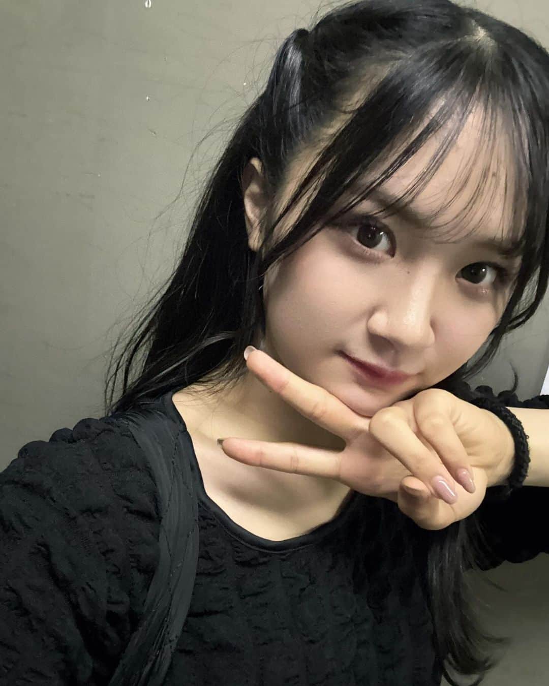 芳野心咲さんのインスタグラム写真 - (芳野心咲Instagram)「🖤  #idol #アイドル #あいどる #NMB48 #nmb #07line #08line #ootd #oufit #Japan #15歳 #芳野心咲 #黒コーデ #秋 #秋コーデ  #冬  #自撮り #ハーフツイン #ヘアアレンジ #ねじりアレンジ」10月12日 22時05分 - misakiyoshino.0113