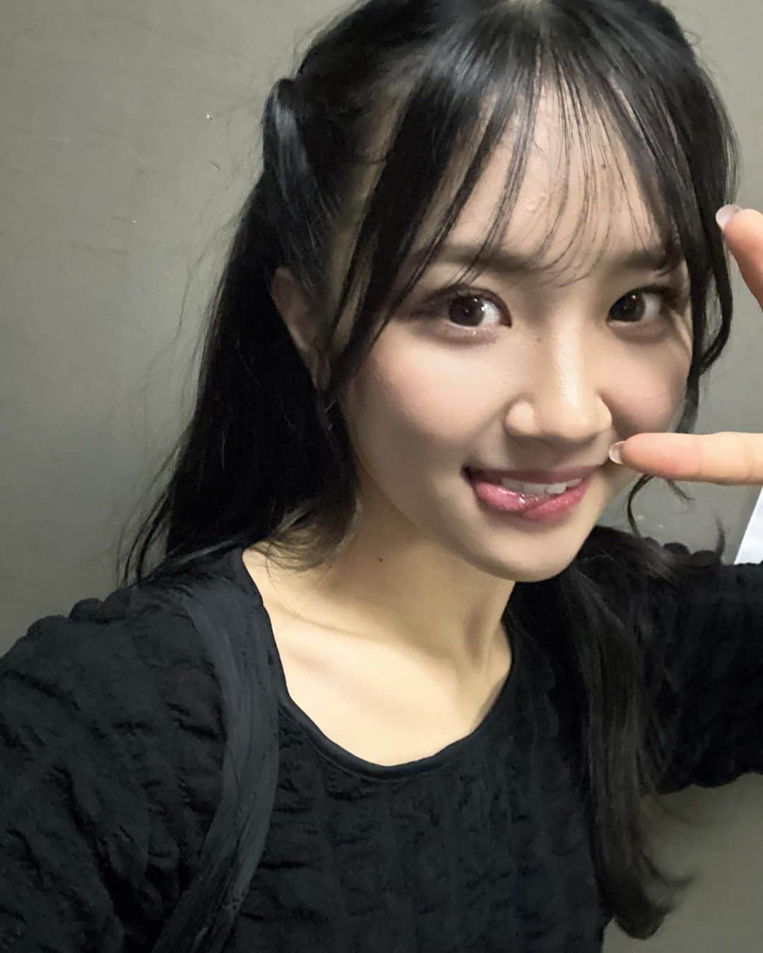 芳野心咲さんのインスタグラム写真 - (芳野心咲Instagram)「🖤  #idol #アイドル #あいどる #NMB48 #nmb #07line #08line #ootd #oufit #Japan #15歳 #芳野心咲 #黒コーデ #秋 #秋コーデ  #冬  #自撮り #ハーフツイン #ヘアアレンジ #ねじりアレンジ」10月12日 22時05分 - misakiyoshino.0113