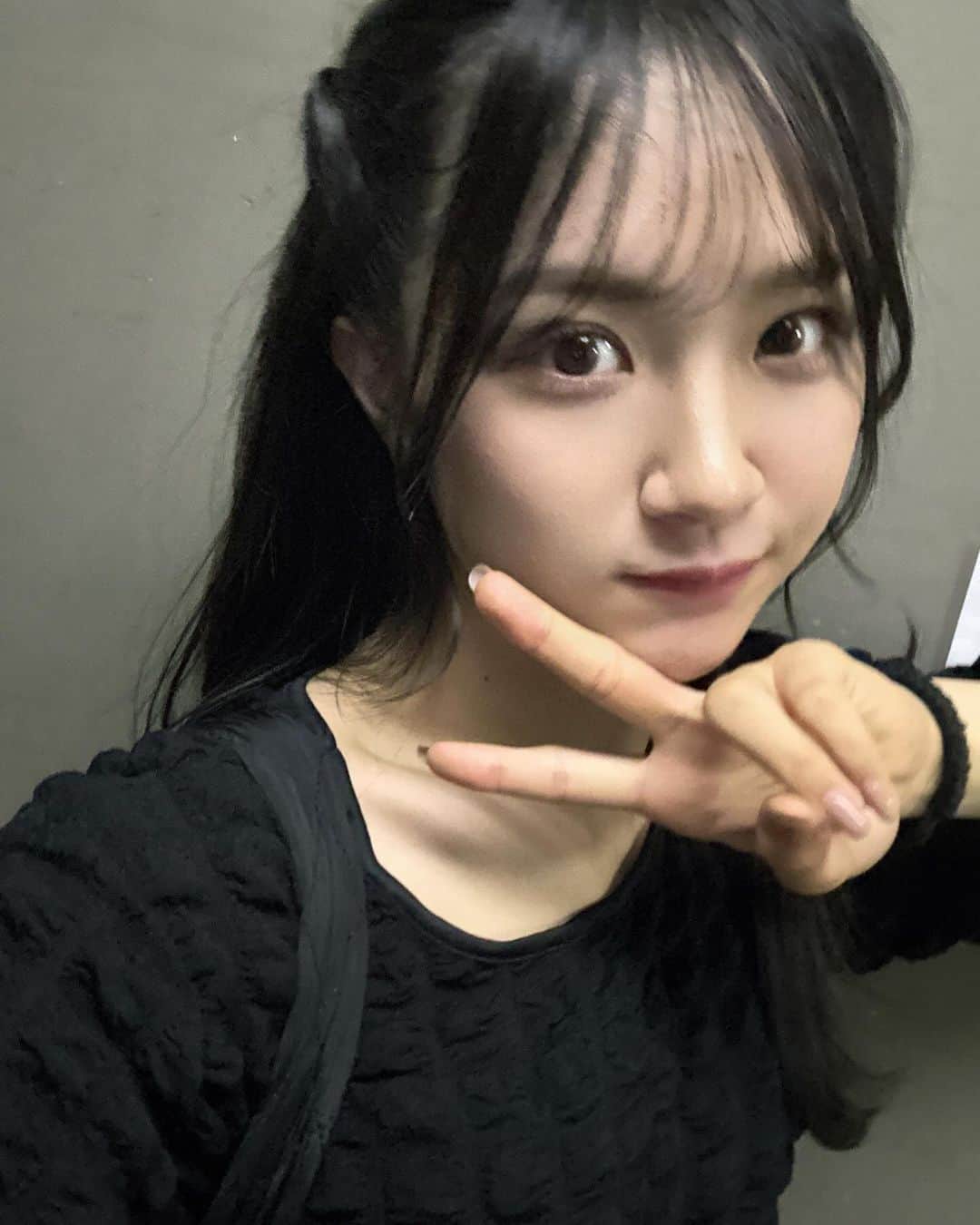 芳野心咲さんのインスタグラム写真 - (芳野心咲Instagram)「🖤  #idol #アイドル #あいどる #NMB48 #nmb #07line #08line #ootd #oufit #Japan #15歳 #芳野心咲 #黒コーデ #秋 #秋コーデ  #冬  #自撮り #ハーフツイン #ヘアアレンジ #ねじりアレンジ」10月12日 22時05分 - misakiyoshino.0113