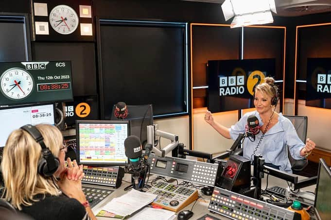 ヘレン・スケルトンさんのインスタグラム写真 - (ヘレン・スケルトンInstagram)「Always lovely to be in your orbit  @bbcradio2 @zoetheball @itsjordanhemingway thanks for being so kind about In My Stride.. link in bio. #books #radio #autobiography #reading #adventures #life ##」10月12日 21時56分 - helenskelton