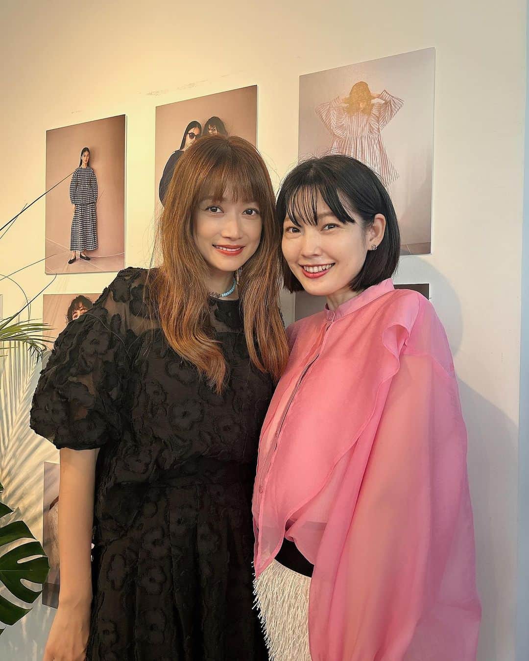 森貴美子のインスタグラム：「@youn1029 さんがクリエイティブを務める @coel.official の新作展示会へ🩵🤍　ヨンアさん美しいやら可愛いやらでずっとこんな顔してた私→😍  シースルー素材のピンクのシャツや歩くたびにヒラヒラとするコードフリンジとラメフェザーのスカートも素敵でした✨  영아씨 정말 얼굴 작고 팔다리도 길고... 착하고 예쁘고 완벽한 분이에요🥰사랑합니다🫶🏻  #coel #展示会 #2024ss #감사합니다」