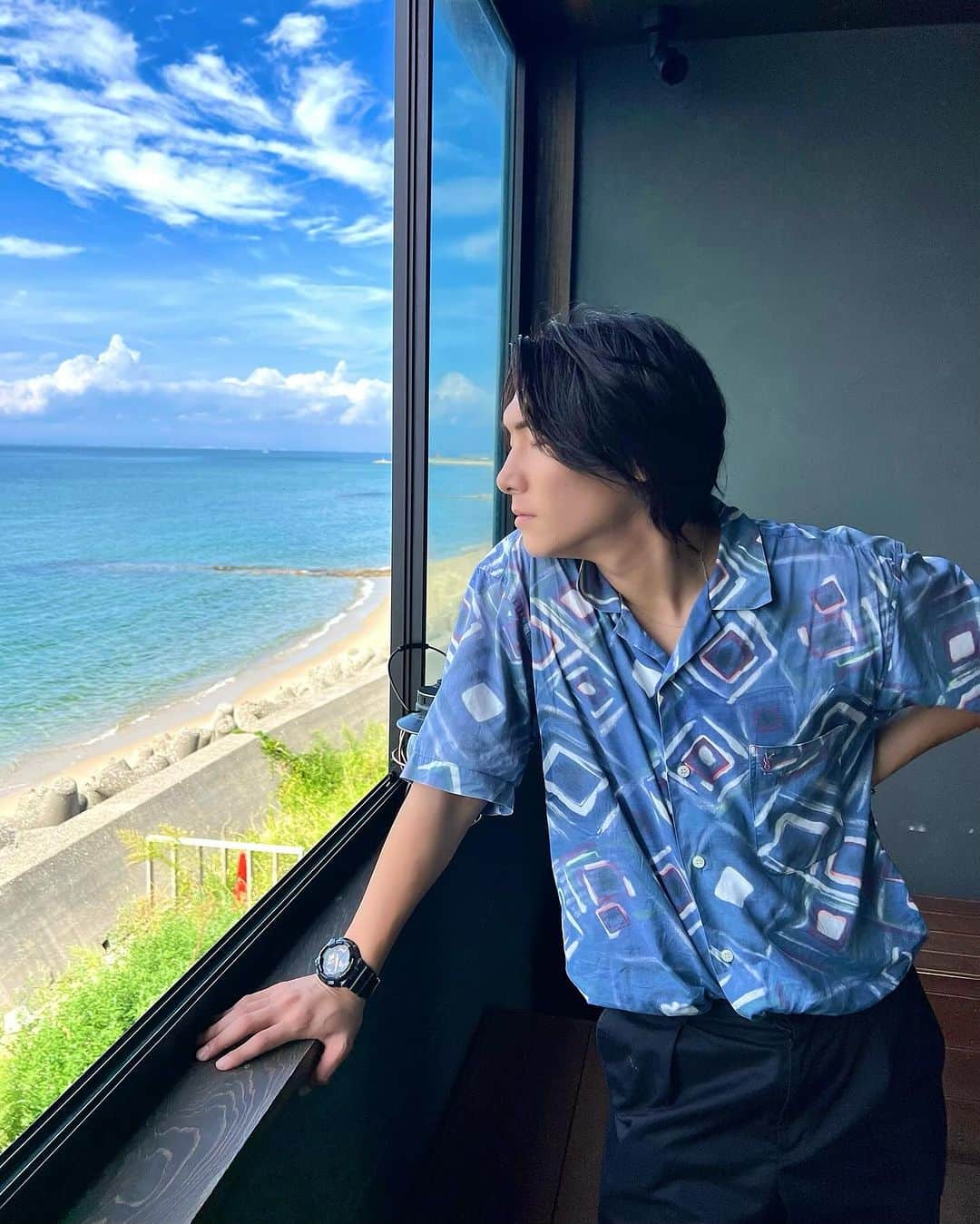 ジョーブログのインスタグラム：「今日の動画ではご心配おかけしました。 皆んなにも健康に気を付けてもらおうと思って、注意喚起になるように報告しました。  今まで健康すぎたから、健康なことを考えなかった。 不健康なことが起きて初めて健康の大事さがわかる。 失いかけて初めて大事なものに気付くんよな。  病気は自分へのサイン。今回のことが俺に教えてくれた  この経験、無駄にしたらあかんな。人生は無限やないからこそ、尊くて儚い。  むしろ、スイッチ入ったわ。 ガンガンやる。  これから俺は全てのチャンスを掴まなければいけない。 人生で一番若い日は今日  思っ切り生きたるわ！もちろん健康には気を使うけどな。  まだまだ俺には夢がある。 もっと影響力付けてスターになる。 そして、その影響力を使ってこの日本を盛り上げる。 まだまだ人生を謳歌します。  一生記憶に残るような思い出を作ってそれを随時更新していきたい  人生は死ぬまでの思い出づくりやから。」