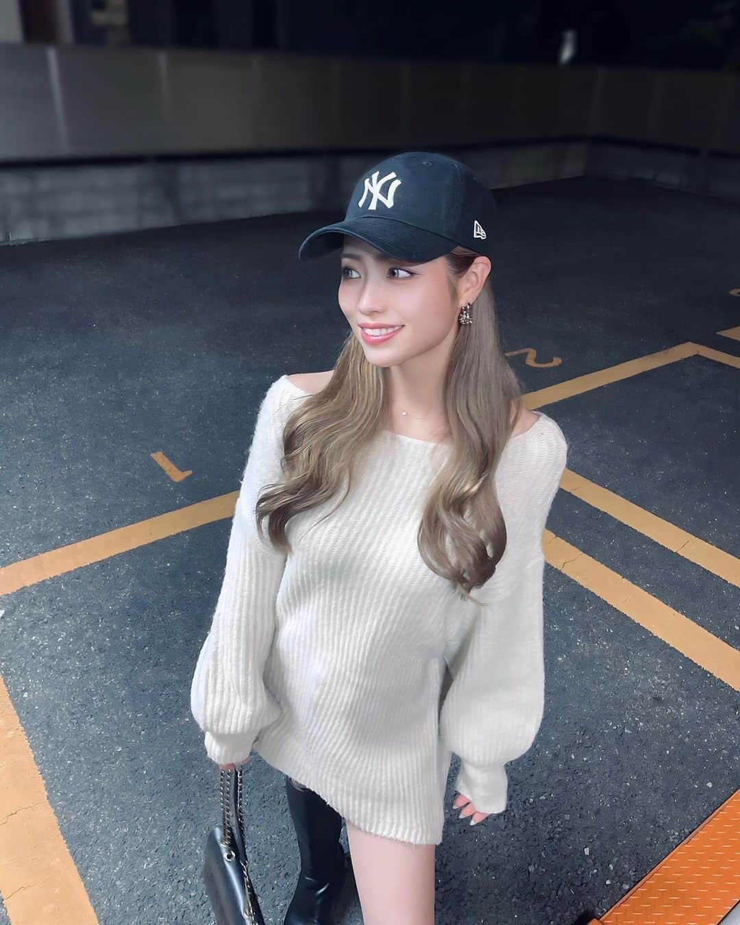 RYOのインスタグラム：「疲れた日のお酒はおいしい😇🤍沁  歩いて行ける七輪焼肉なめてた美味しかった 七輪って最高🫶🏻 by 元牛角アルバイター  knit : @grl_official     #grl #newera #pr #グレイル #ニットワンピ」