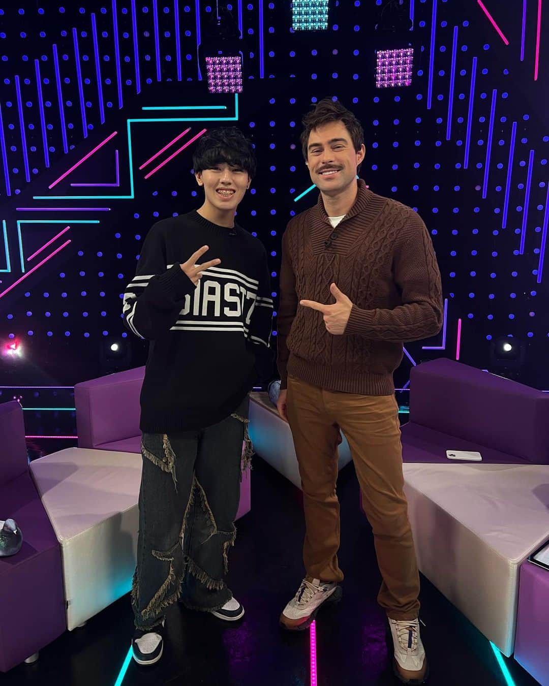 RU.TVのインスタグラム：「«Блогер Чат» уже в эфире!🎥  В RU.TV Хаусе сегодня нереально круто! Ведь в гости к Ивану Чуйкову пришел Аслан Шукаша!  Впереди море интерактива, музыки, общения, секретов популярности и, конечно же, ответов блогеров на самые волнующие вас вопросы!  Скорее подключайся и задавай вопросы гостю под фото! Самые интересные озвучим в прямом эфире! 🤩」