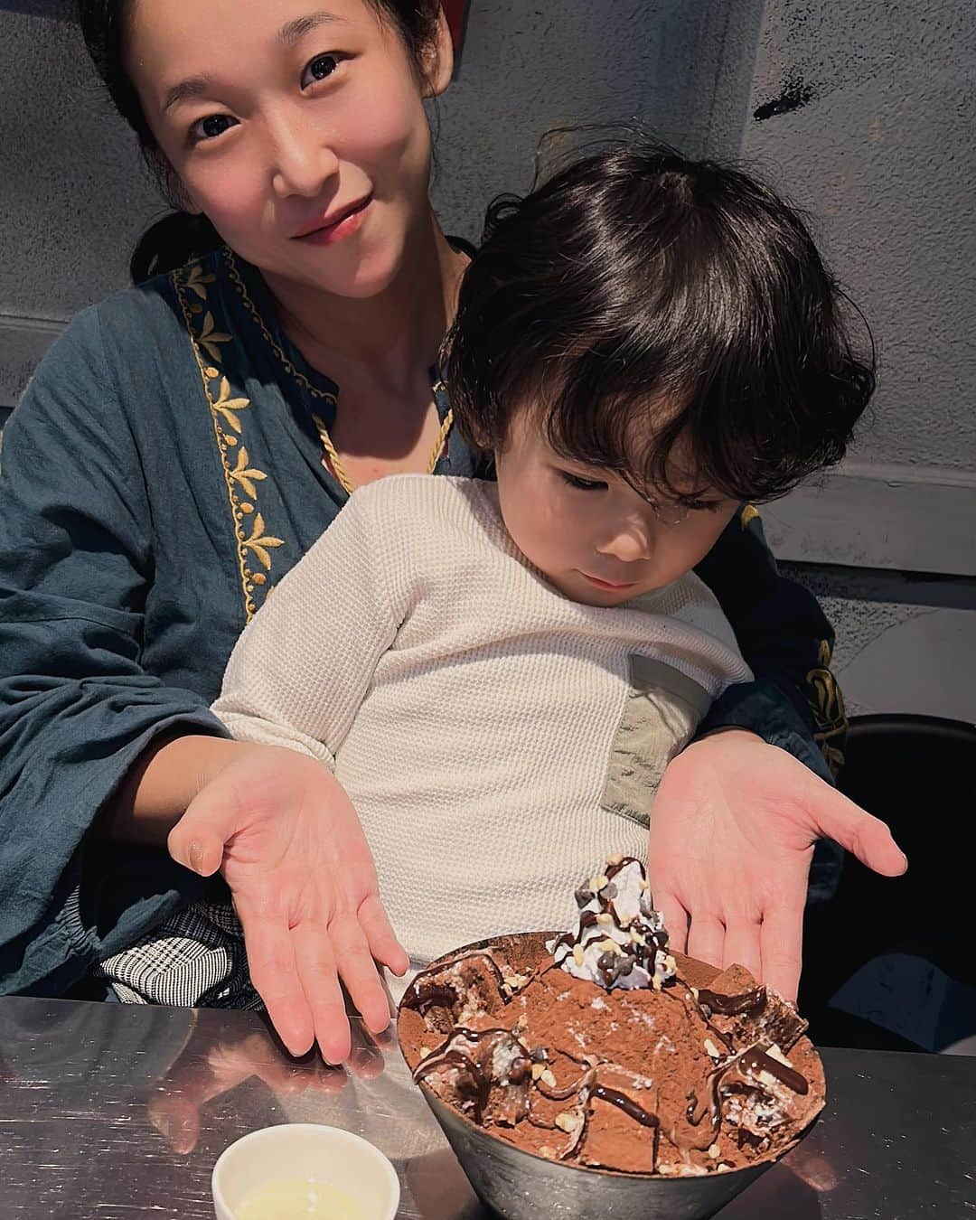 世手子さんのインスタグラム写真 - (世手子Instagram)「PR  Enjoy Korean food with your family🇰🇷 My son likes geranchim and carrot namul🍳🥕 Patbingsu is also really delicious🧊🍫 @apuro_tokyo_asakusa  #浅草ランチ #浅草デート #東京韓国料理 #浅草ディナー #浅草韓国料理 #あぷろ浅草 #浅草グルメ #ピンス 行ってきたよ（≧∇≦） 家族で #韓国料理 楽しいね😀 オシャレな店内はお料理も抜群(*^ω^*) 子供からお年寄りまで楽しめる(＾ｰ^) 塩分も自分で調整できるので素晴らしい(*≧∀≦*)  浅草にきてよかった(*´-`) 寿司太郎はんは #ケランチム がお気に入り(〃ω〃) フライドチキンはポテト付き🍟 海鮮チヂミも最高（＾_＾） レトロな雰囲気が可愛いお店です(^_^) ピビンパも美味しい(=´∀｀) チャプチェも美味しすぎ(*´∀｀*) デザートは #パッピンス  チョコ美味しすぎた♪(´ε｀ ) お子様大興奮٩( 'ω' )و」10月12日 22時01分 - rojide