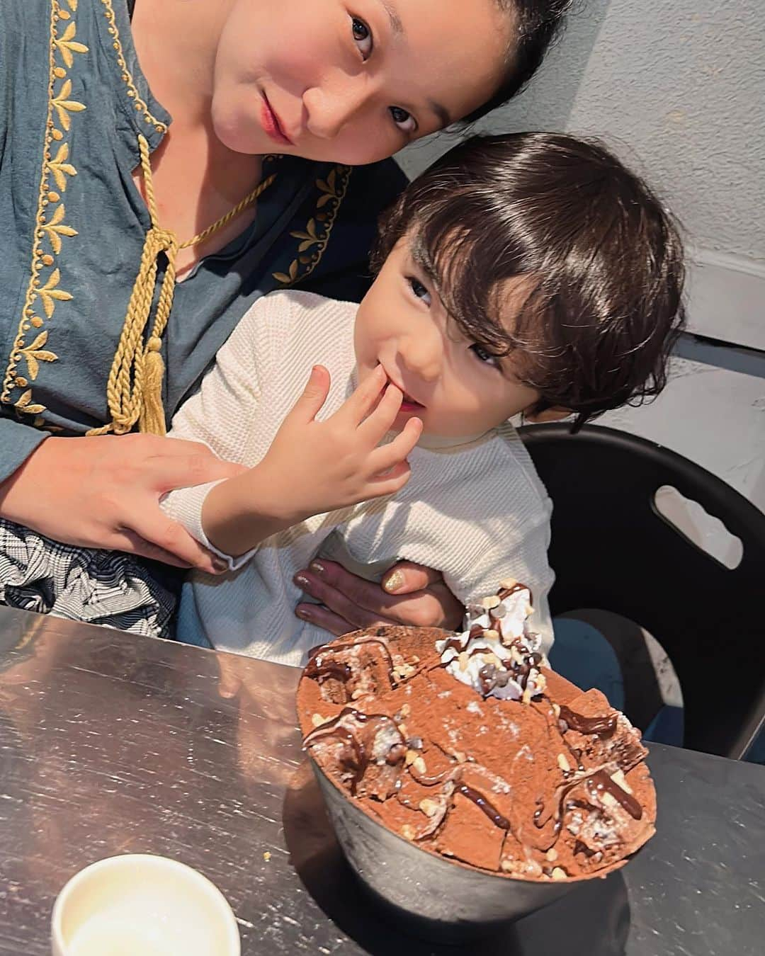 世手子さんのインスタグラム写真 - (世手子Instagram)「PR  Enjoy Korean food with your family🇰🇷 My son likes geranchim and carrot namul🍳🥕 Patbingsu is also really delicious🧊🍫 @apuro_tokyo_asakusa  #浅草ランチ #浅草デート #東京韓国料理 #浅草ディナー #浅草韓国料理 #あぷろ浅草 #浅草グルメ #ピンス 行ってきたよ（≧∇≦） 家族で #韓国料理 楽しいね😀 オシャレな店内はお料理も抜群(*^ω^*) 子供からお年寄りまで楽しめる(＾ｰ^) 塩分も自分で調整できるので素晴らしい(*≧∀≦*)  浅草にきてよかった(*´-`) 寿司太郎はんは #ケランチム がお気に入り(〃ω〃) フライドチキンはポテト付き🍟 海鮮チヂミも最高（＾_＾） レトロな雰囲気が可愛いお店です(^_^) ピビンパも美味しい(=´∀｀) チャプチェも美味しすぎ(*´∀｀*) デザートは #パッピンス  チョコ美味しすぎた♪(´ε｀ ) お子様大興奮٩( 'ω' )و」10月12日 22時01分 - rojide