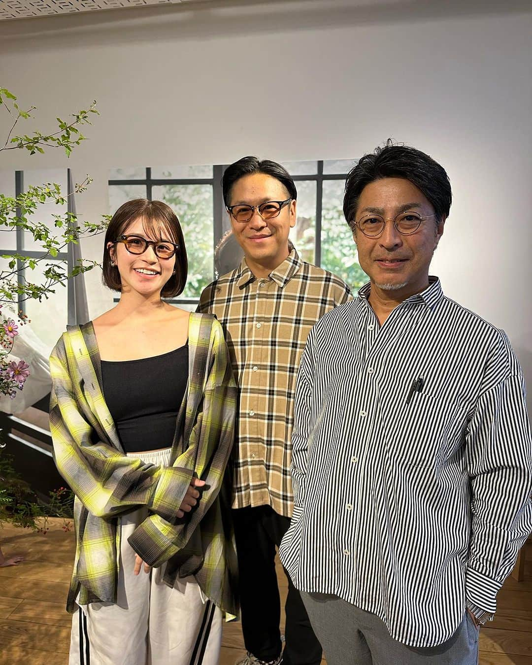 川島章良さんのインスタグラム写真 - (川島章良Instagram)「. . . bjclassiccollectionのメガネの展示会に家族で行ってきましたー。  もう長年愛用しちゃってる。  おしゃれメガネよ。  というか久しぶりに夫婦だけの写真撮ったかも。  いつもキッペイかキアちゃんもはいって撮るから久しぶりだなぁー。  同期のあみちゃんも久しぶりにあったなぁー。かりゆし58の宮平くんも。  #bjclassiccollection  #メガネ #bjclassic」10月12日 22時03分 - hannyakawashima