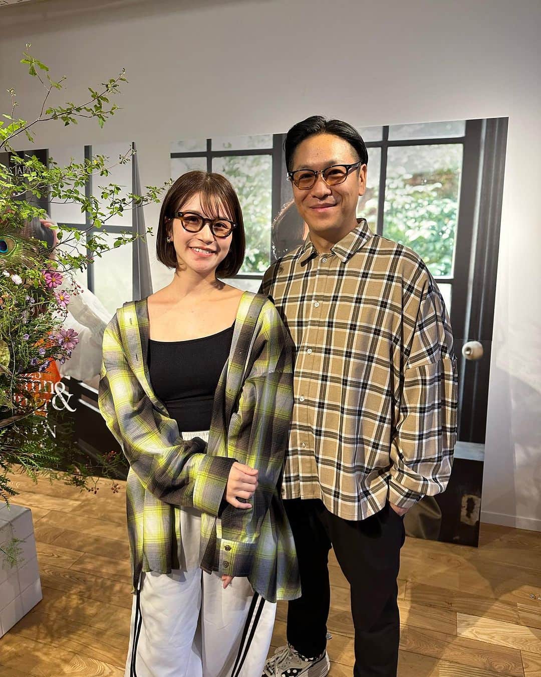 川島章良のインスタグラム：「. . . bjclassiccollectionのメガネの展示会に家族で行ってきましたー。  もう長年愛用しちゃってる。  おしゃれメガネよ。  というか久しぶりに夫婦だけの写真撮ったかも。  いつもキッペイかキアちゃんもはいって撮るから久しぶりだなぁー。  同期のあみちゃんも久しぶりにあったなぁー。かりゆし58の宮平くんも。  #bjclassiccollection  #メガネ #bjclassic」