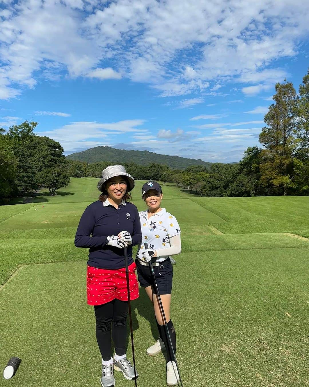 川原由維さんのインスタグラム写真 - (川原由維Instagram)「ふみちゃんと初めてのgolf⛳️ 　 初めましてはゴルフ場⛳️で、解説の仕事でずっと何年もサポートに付いてくれてて、とっても頼りになる大好きなふみちゃん♡ ご飯はたくさん行ってたけど、念願叶って一緒にゴルフ行けた〜💚  ふみちゃんらしいスイングで、想像通り楽しいゴルフでした🥰😘  また行こうね〜♡  #女子ゴルフ #大好き #ふみちゃん」10月12日 22時03分 - yui5520