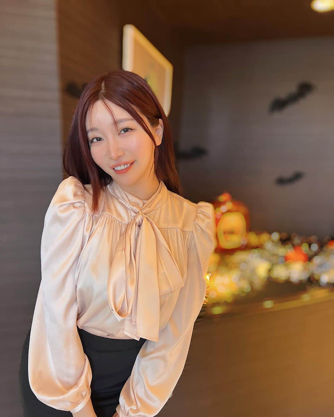 古河由衣のインスタグラム：「ロングヘア×ワインレッド🍷 気に入ってます🌹🌹 イメチェン楽しい♥️気分転換な秋です🍁🍂」