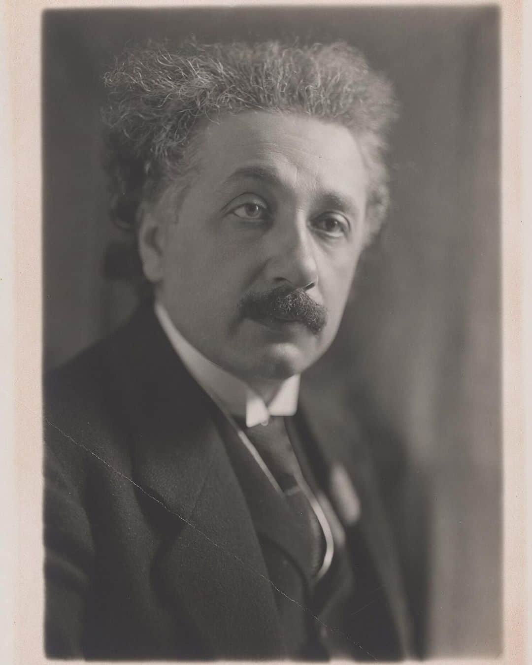 アルベルト・アインシュタインのインスタグラム：「#ThrowbackThursday: Albert Einstein in 1921.」