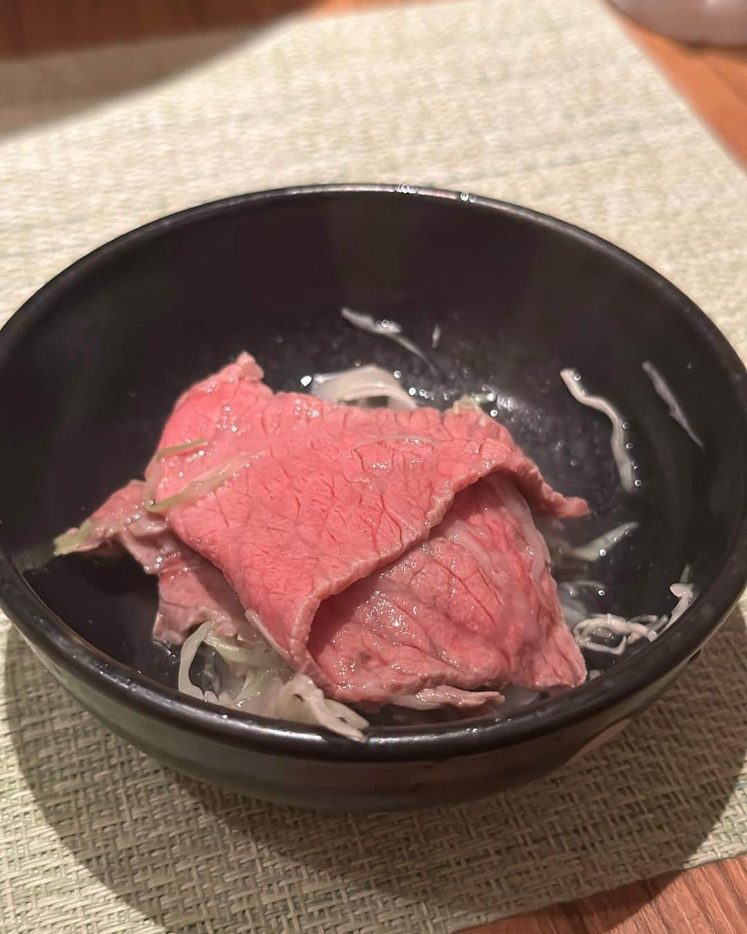 白井佑奈さんのインスタグラム写真 - (白井佑奈Instagram)「🍴  お肉を炊く!?  『肉匠 とろにく 恵比寿店( @toroniku_ebisu )』に行ってきたよ🥳    *☼*―――――*☼*―――――*☼*    注文したもの ＊蕾コース〜松阪豚とA5黒毛和牛の饗宴〜  一汁物一 A5黒毛和牛のコンソメスープ 一先付一 生野菜と杏子味噌 一八寸一 A5黒毛和牛の5色内巻き 自家製胡麻タレと土佐ジュレと共に/松阪豚の角煮 ゴルゴンゾーラ添え/クリームチーズの白和え 西瓜包み（季節）/鶏と胡瓜の山葵共和え/夏和野菜の香り酢和え（季節）/ イチジクと柚子の西京味噌クリームチーズ お揚げのせ 一揚物一 松阪豚のプライムブラックカツサンド ー蒸物一 A5黒毛和牛出汁の茶碗蒸し 一鍋物一 松阪豚とA5黒毛和牛赤身 肉炊き鍋 一食事ー カレーチーズリゾット ー甘味一 季節のフルーツ大福 アイス添え  *☼*―――――*☼*―――――*☼*    まるでしゃぶしゃぶだけど、出汁でお肉を「炊く」お料理🤤    出汁に元々味が付いてるからそのままでも美味しいけど、柚子胡椒を付けるとさらに美味しい💗      今回初めての出会いだったのは「松阪豚のプライムブラックカツサンド」    衣が黒ごまになってて、噛むとサクサク食感とごまの風味が口の中で広がって美味しかったあ☺️✨      コースも3000円くらいからあって女子会とかでも使いやすそう❣️     🏠 肉匠 とろにく 恵比寿店  📍東京都渋谷区恵比寿西1-9-3 入船ビル 8F ⏰17:00~23:00   ＊＊＊＊＊＊＊＊＊＊  お仕事依頼はDMへ💌💭 ＊＊＊＊＊＊＊＊＊＊    プロフィールリンクはこちら👉 @yuna_smile0130      #肉匠とろにく#とろにく#炊き肉#炊き肉鍋#恵比寿#恵比寿グルメ#恵比寿ランチ#恵比寿デート#恵比寿ディナー#恵比寿居酒屋#恵比寿鍋#肉鍋#黒毛和牛#松阪豚#カツサンド#東京グルメ#東京ディナー#東京鍋」10月12日 22時10分 - yuna_smile0130