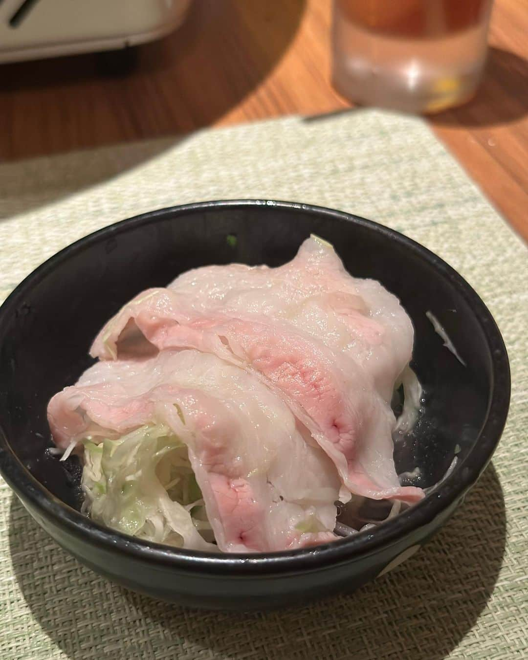 白井佑奈さんのインスタグラム写真 - (白井佑奈Instagram)「🍴  お肉を炊く!?  『肉匠 とろにく 恵比寿店( @toroniku_ebisu )』に行ってきたよ🥳    *☼*―――――*☼*―――――*☼*    注文したもの ＊蕾コース〜松阪豚とA5黒毛和牛の饗宴〜  一汁物一 A5黒毛和牛のコンソメスープ 一先付一 生野菜と杏子味噌 一八寸一 A5黒毛和牛の5色内巻き 自家製胡麻タレと土佐ジュレと共に/松阪豚の角煮 ゴルゴンゾーラ添え/クリームチーズの白和え 西瓜包み（季節）/鶏と胡瓜の山葵共和え/夏和野菜の香り酢和え（季節）/ イチジクと柚子の西京味噌クリームチーズ お揚げのせ 一揚物一 松阪豚のプライムブラックカツサンド ー蒸物一 A5黒毛和牛出汁の茶碗蒸し 一鍋物一 松阪豚とA5黒毛和牛赤身 肉炊き鍋 一食事ー カレーチーズリゾット ー甘味一 季節のフルーツ大福 アイス添え  *☼*―――――*☼*―――――*☼*    まるでしゃぶしゃぶだけど、出汁でお肉を「炊く」お料理🤤    出汁に元々味が付いてるからそのままでも美味しいけど、柚子胡椒を付けるとさらに美味しい💗      今回初めての出会いだったのは「松阪豚のプライムブラックカツサンド」    衣が黒ごまになってて、噛むとサクサク食感とごまの風味が口の中で広がって美味しかったあ☺️✨      コースも3000円くらいからあって女子会とかでも使いやすそう❣️     🏠 肉匠 とろにく 恵比寿店  📍東京都渋谷区恵比寿西1-9-3 入船ビル 8F ⏰17:00~23:00   ＊＊＊＊＊＊＊＊＊＊  お仕事依頼はDMへ💌💭 ＊＊＊＊＊＊＊＊＊＊    プロフィールリンクはこちら👉 @yuna_smile0130      #肉匠とろにく#とろにく#炊き肉#炊き肉鍋#恵比寿#恵比寿グルメ#恵比寿ランチ#恵比寿デート#恵比寿ディナー#恵比寿居酒屋#恵比寿鍋#肉鍋#黒毛和牛#松阪豚#カツサンド#東京グルメ#東京ディナー#東京鍋」10月12日 22時10分 - yuna_smile0130