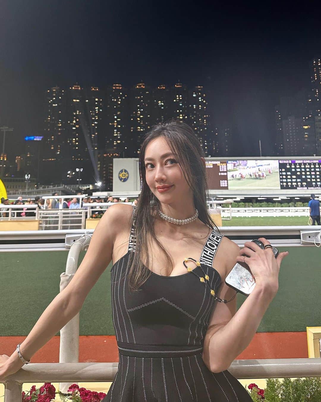 松岡李那さんのインスタグラム写真 - (松岡李那Instagram)「🤞🐎🐎🐎 #horseracing #happyvalley  #octoberfest  #毎日投稿challenge  @linahxoxo 💕」10月12日 22時10分 - linahxoxo