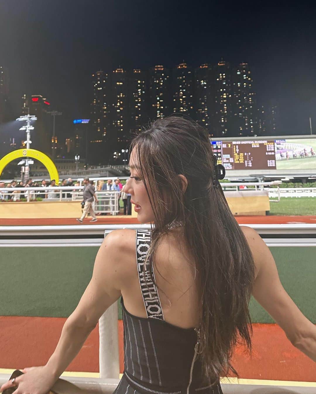 松岡李那さんのインスタグラム写真 - (松岡李那Instagram)「🤞🐎🐎🐎 #horseracing #happyvalley  #octoberfest  #毎日投稿challenge  @linahxoxo 💕」10月12日 22時10分 - linahxoxo