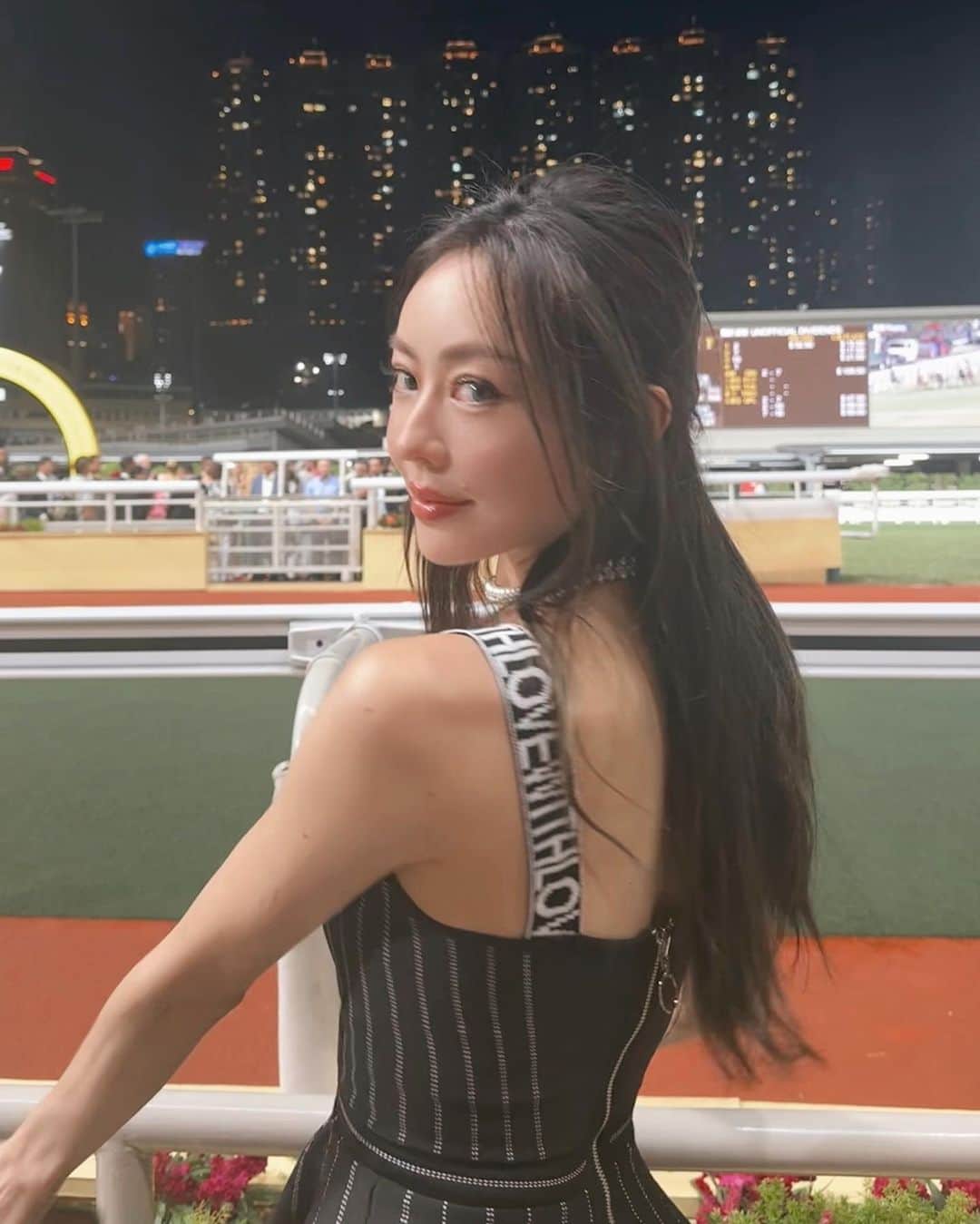 松岡李那さんのインスタグラム写真 - (松岡李那Instagram)「🤞🐎🐎🐎 #horseracing #happyvalley  #octoberfest  #毎日投稿challenge  @linahxoxo 💕」10月12日 22時10分 - linahxoxo