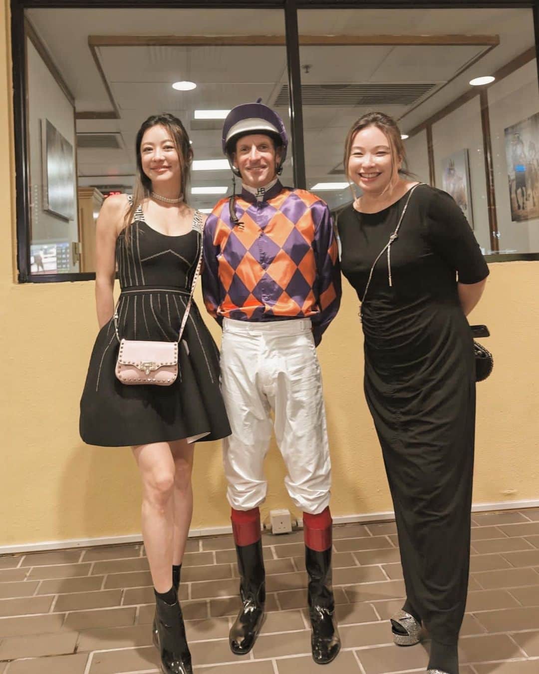 松岡李那さんのインスタグラム写真 - (松岡李那Instagram)「🤞🐎🐎🐎 #horseracing #happyvalley  #octoberfest  #毎日投稿challenge  @linahxoxo 💕」10月12日 22時10分 - linahxoxo