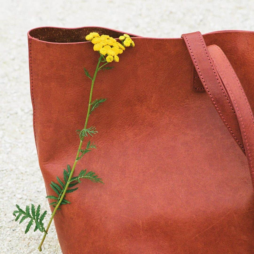 マンサー ガブリエルのインスタグラム：「Introducing MG Forever ❤️ Our new dedicated resale marketplace to buy and sell pre-loved MG items 🌼 Discover more on mansurgavriel.com #mansurgavriel」