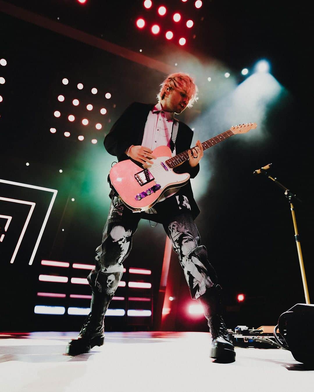 5 Seconds of Summerさんのインスタグラム写真 - (5 Seconds of SummerInstagram)「To your side of the screen from ours, every day of the 5SOS SHOW ‘23 has been unforgettable and a beautiful new level of connection between our passion for live music and our audiences. Our fans are the best on earth, our crew has been the most supportive of the band and audiences, and we really couldn’t ask for anything more. Here we are on the final day of our best tour yet! Thank you to our band family! Yes that’s you!!!」10月12日 22時12分 - 5sos